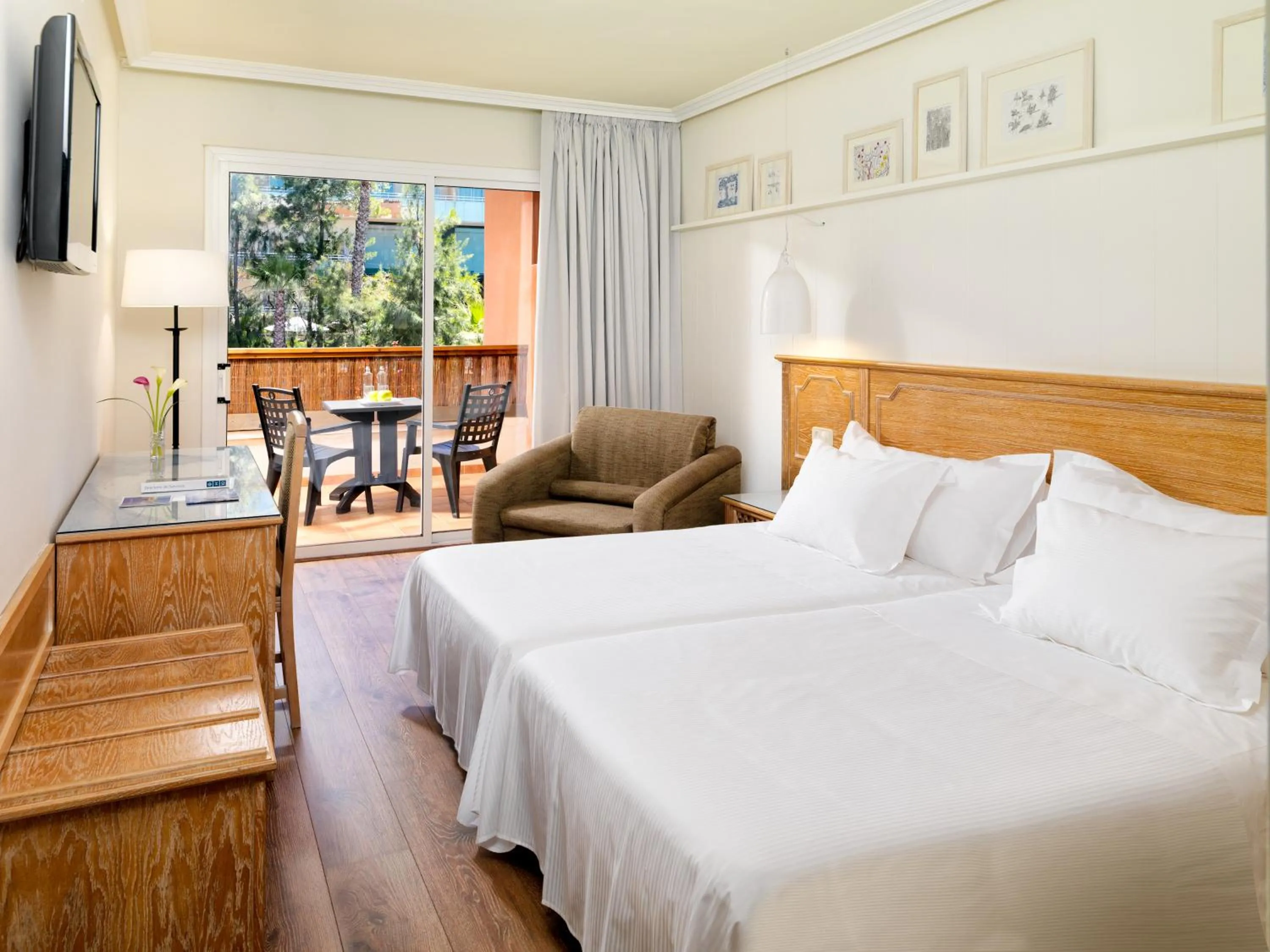 Photo of the whole room, Bed in H10 Mediterranean Village