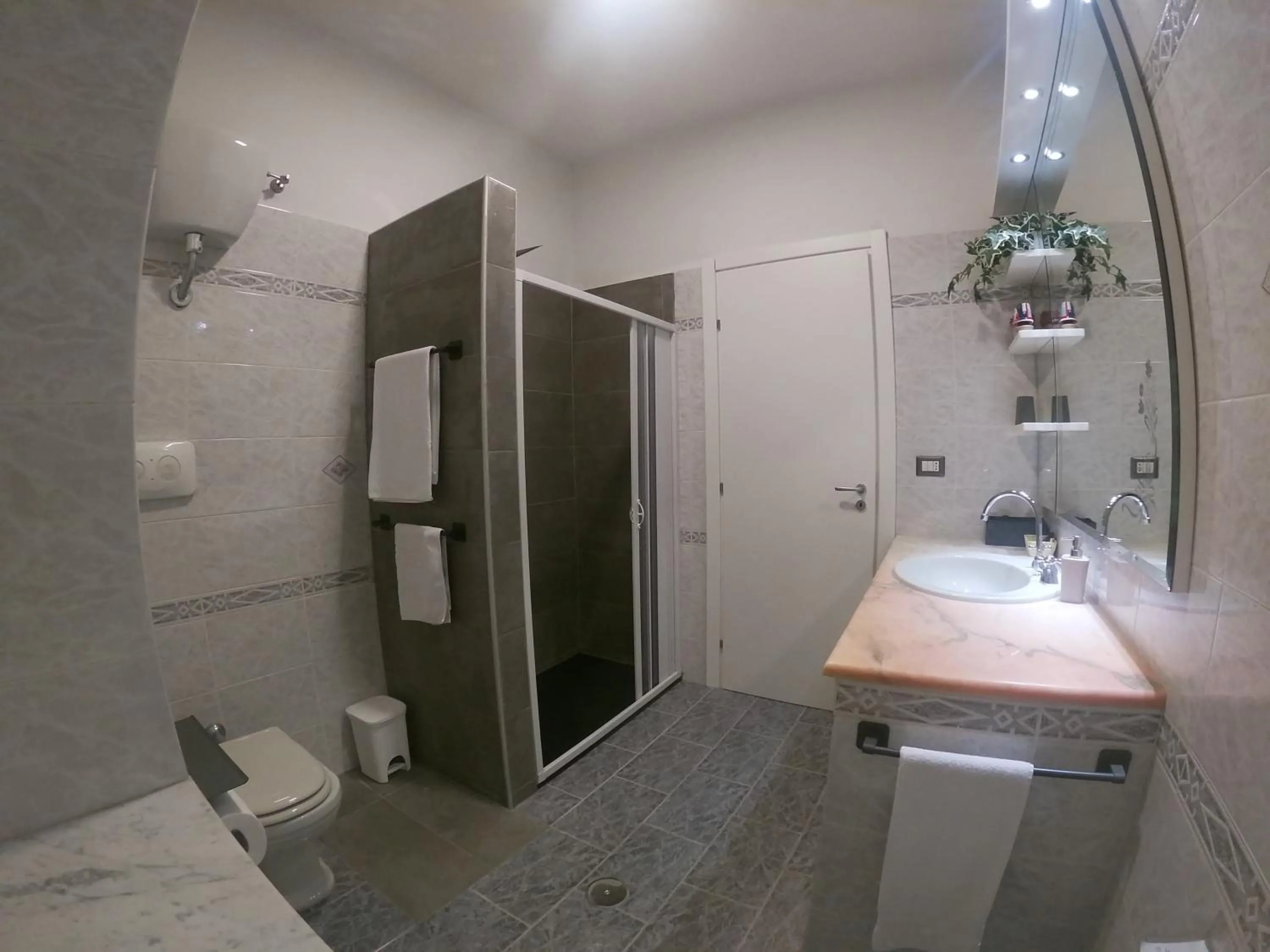 Bathroom in B&B Ostello Villafranca