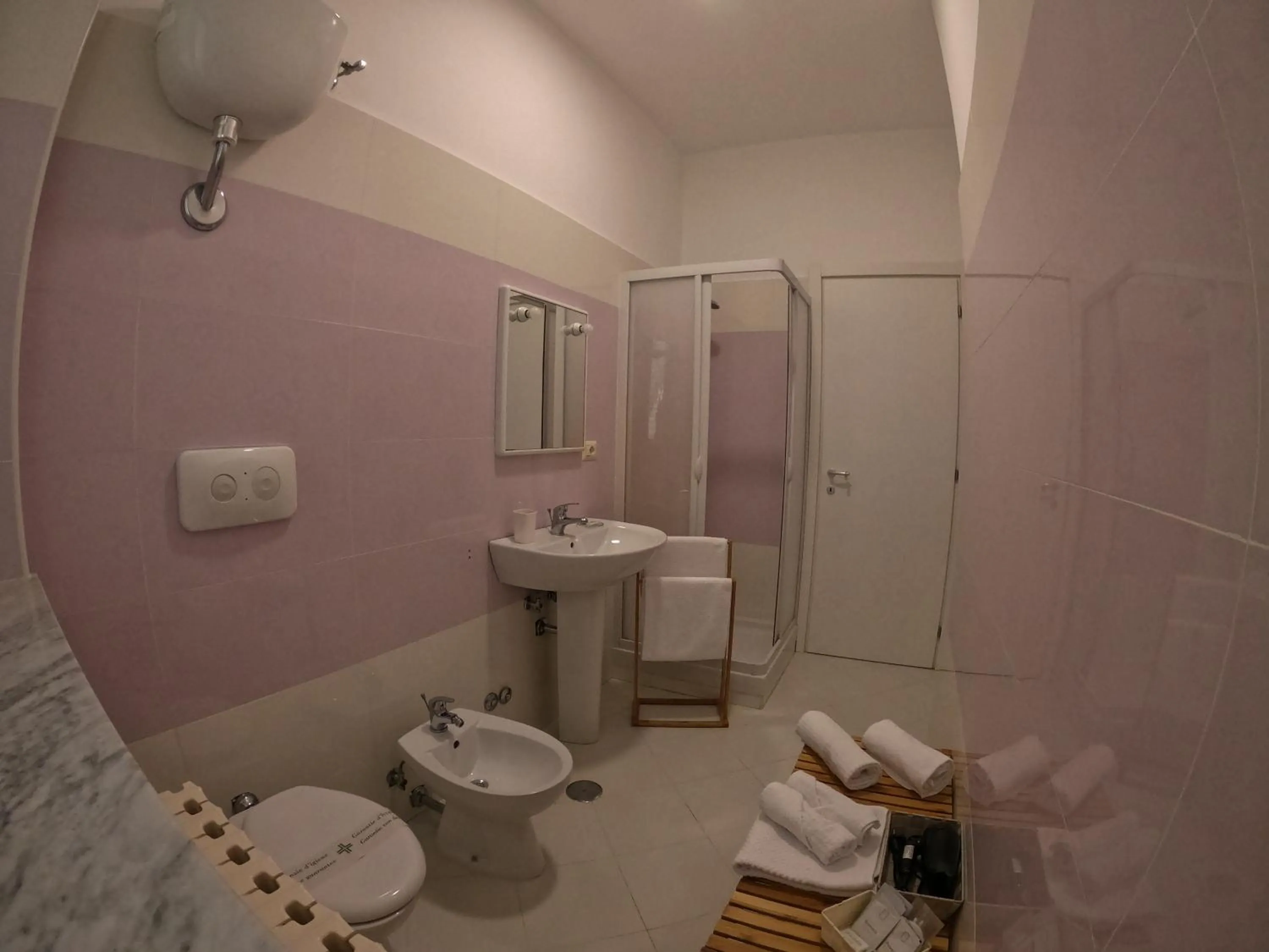 Bathroom in Ostello Villafranca