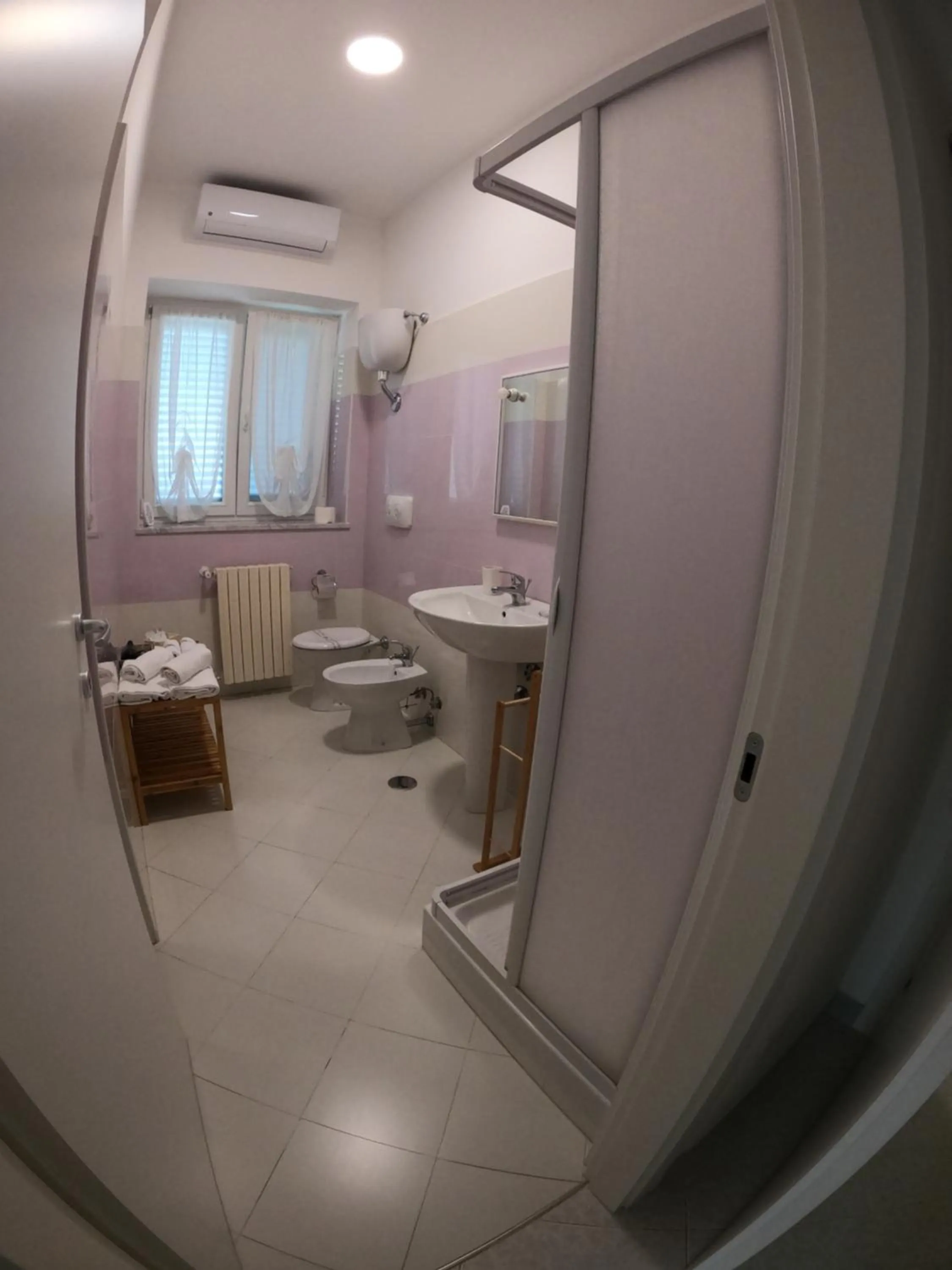 Bathroom in Ostello Villafranca