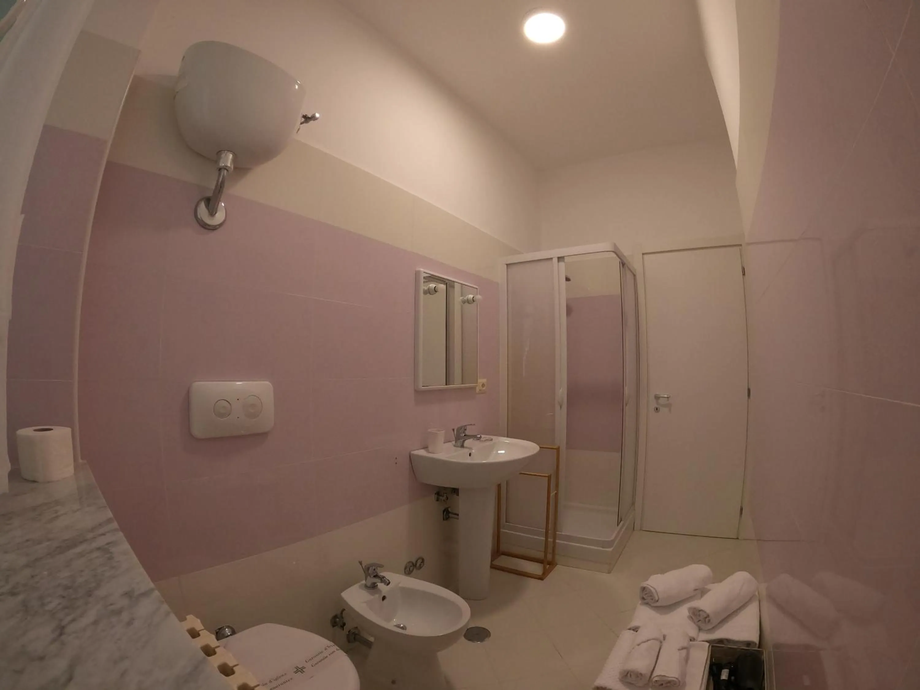 Bathroom in Ostello Villafranca