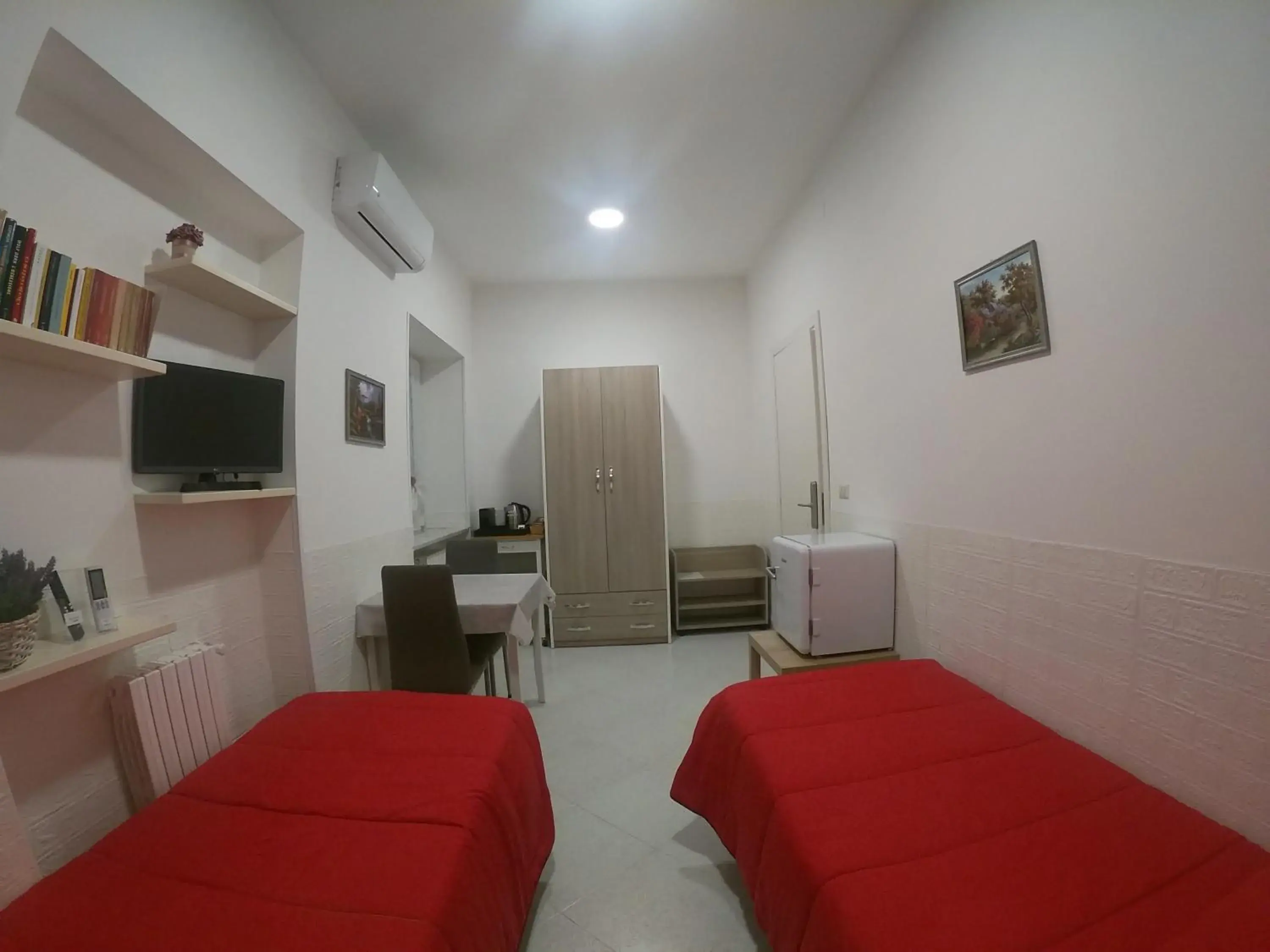 Twin Room with Private External Bathroom - single occupancy in B&B Ostello Villafranca Twin Room with Private External Bathroom - single occupancy in B&B Ostello Villafranca