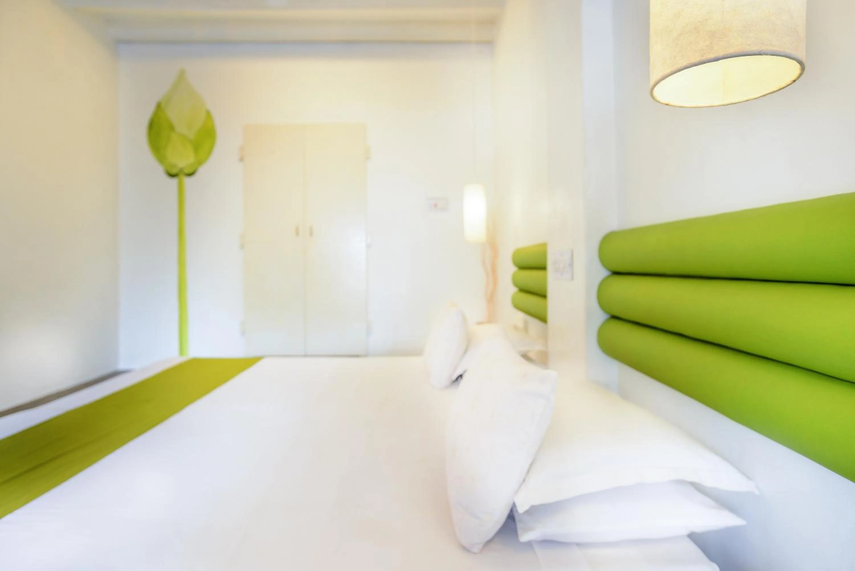 Bedroom, Bed in Itsy Hotels Red Lotus Heritage, Promenade Beach