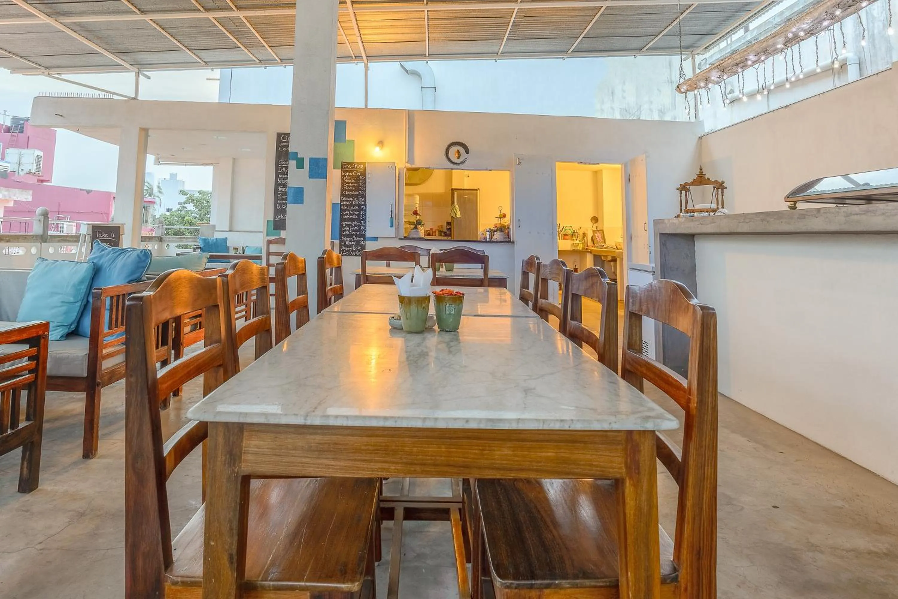 Restaurant/places to eat in Itsy Hotels Red Lotus Heritage, Promenade Beach