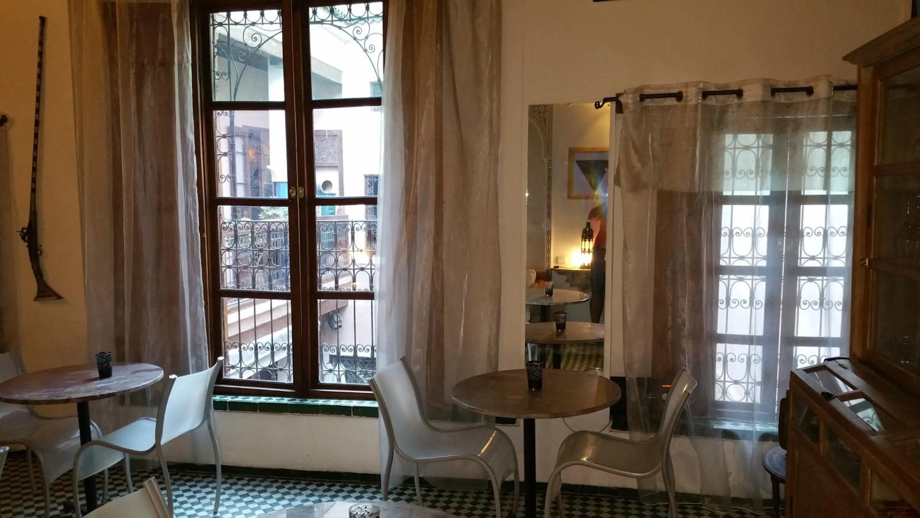 Communal lounge/ TV room in Les Bains de Fez Tara