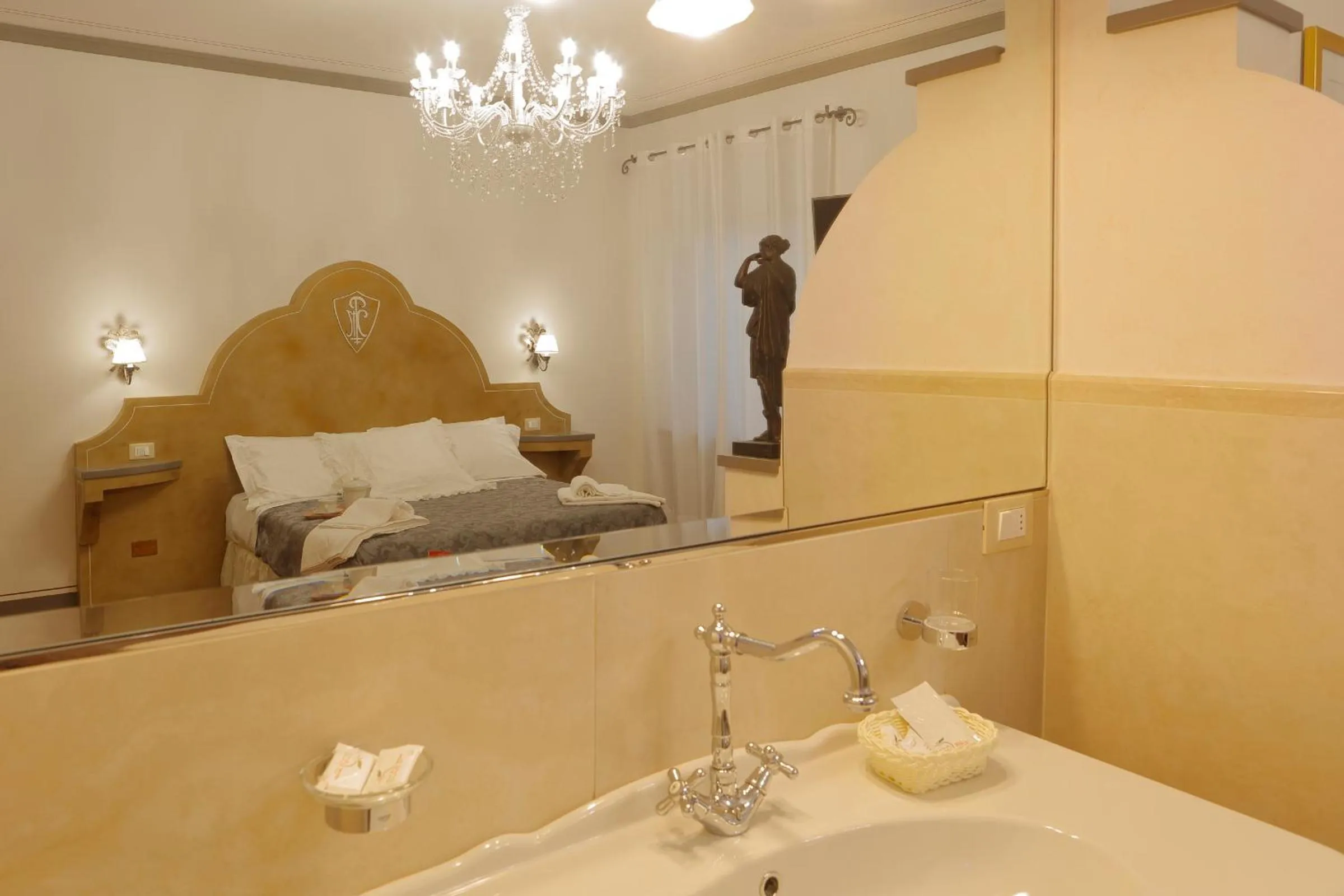 Bed in Palazzo Mari suite & rooms b&b