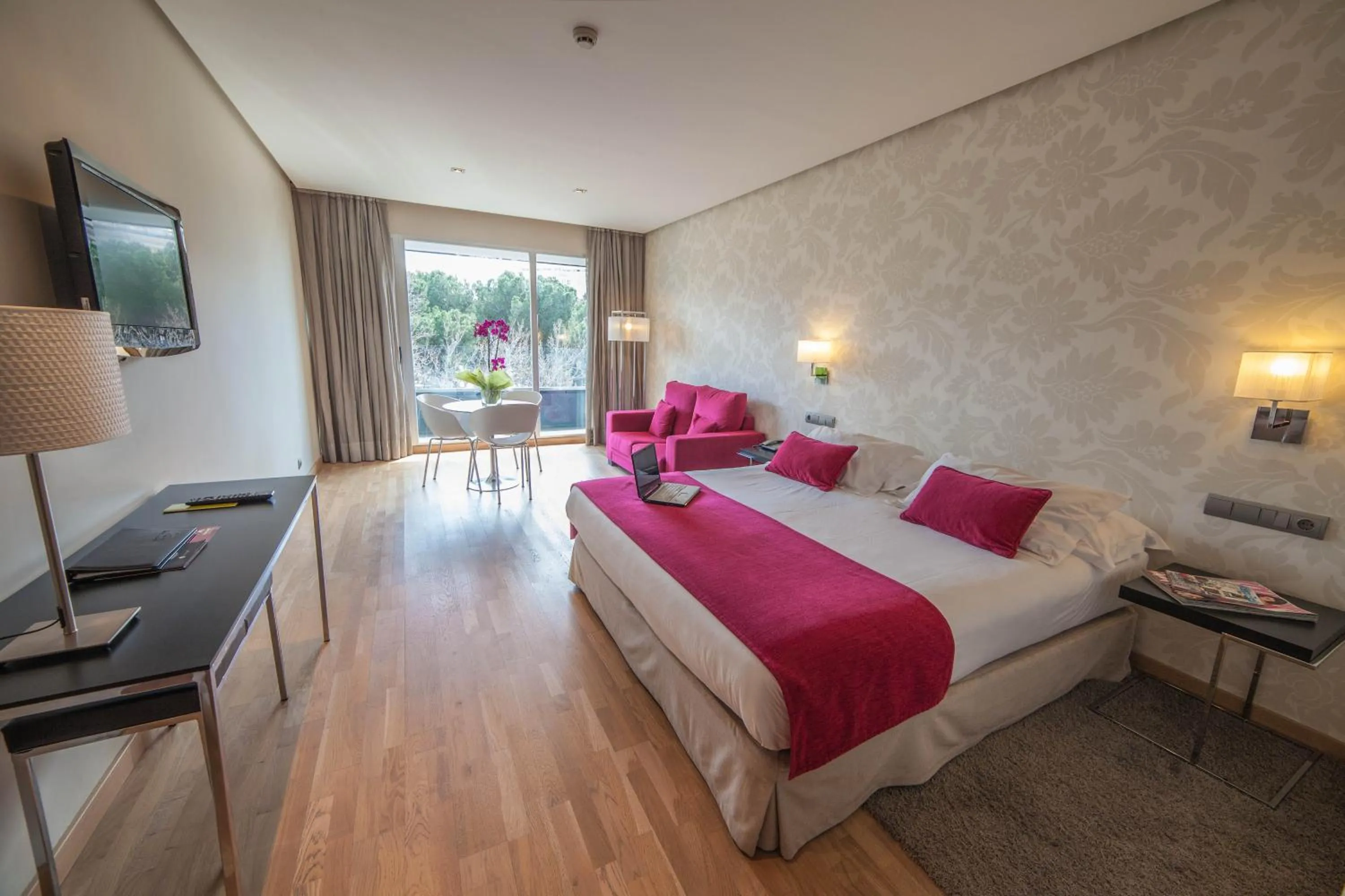 Photo of the whole room, Bed in Apartosuites Jardines de Sabatini