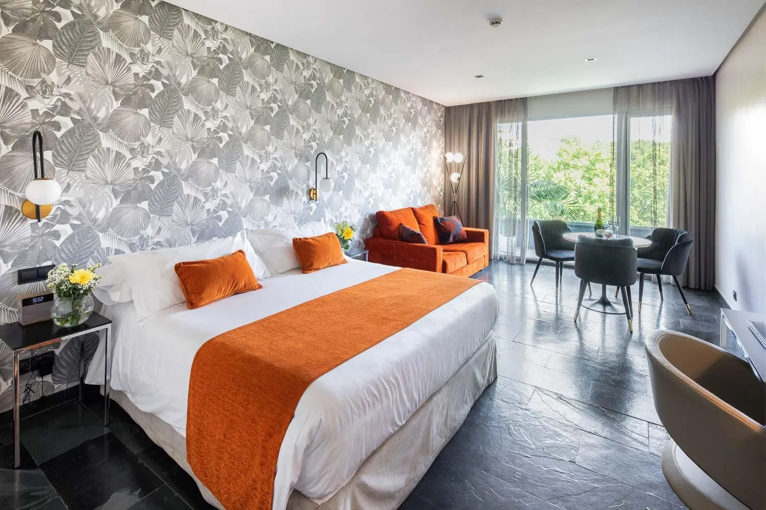 Photo of the whole room, Bed in Apartosuites Jardines de Sabatini