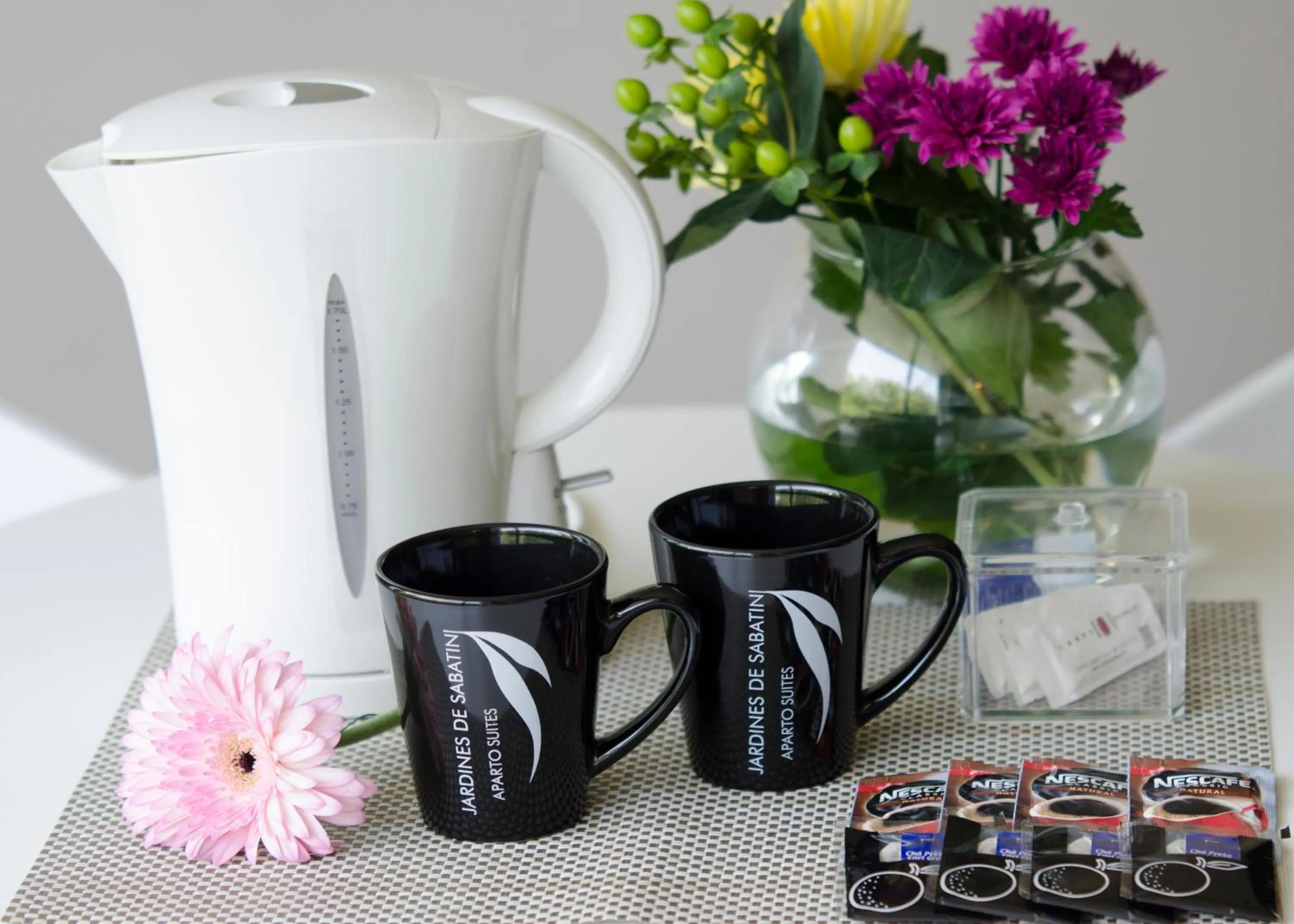 Coffee/tea facilities in Apartosuites Jardines de Sabatini
