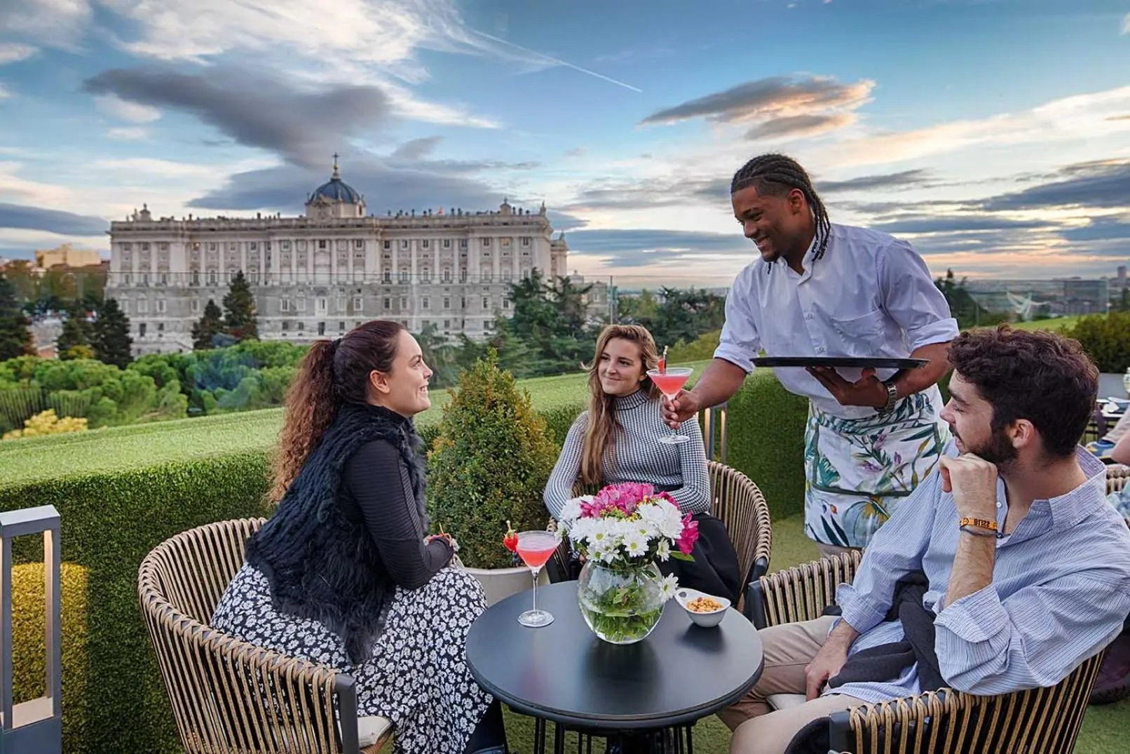 People in Apartosuites Jardines de Sabatini