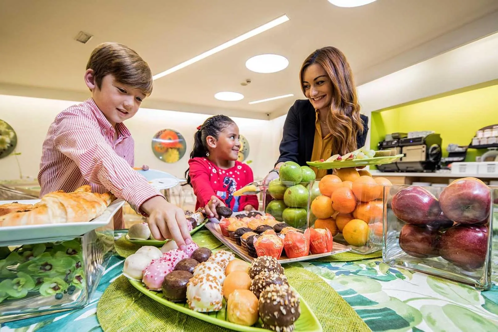 Buffet breakfast in Apartosuites Jardines de Sabatini