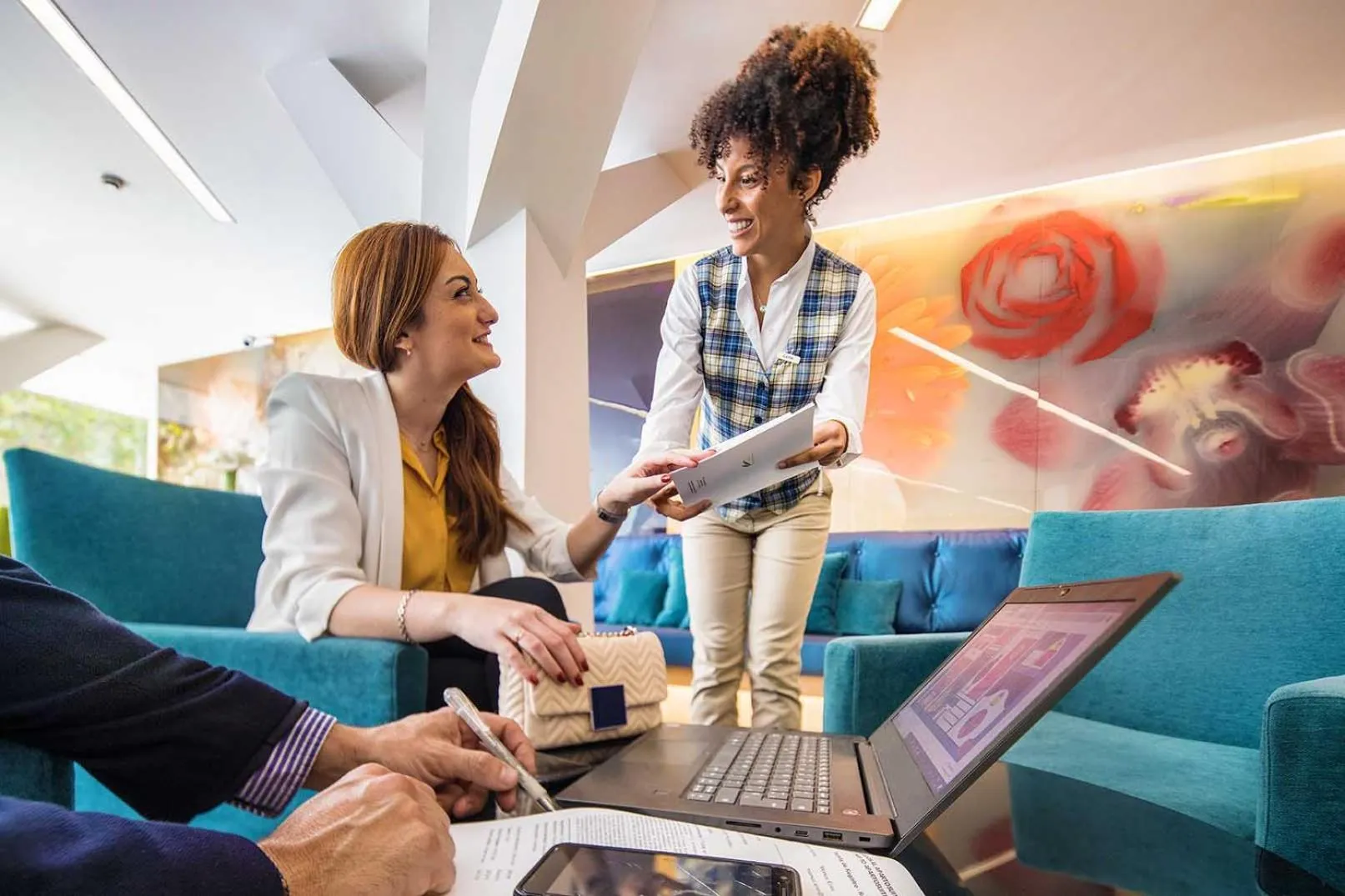 People in Apartosuites Jardines de Sabatini