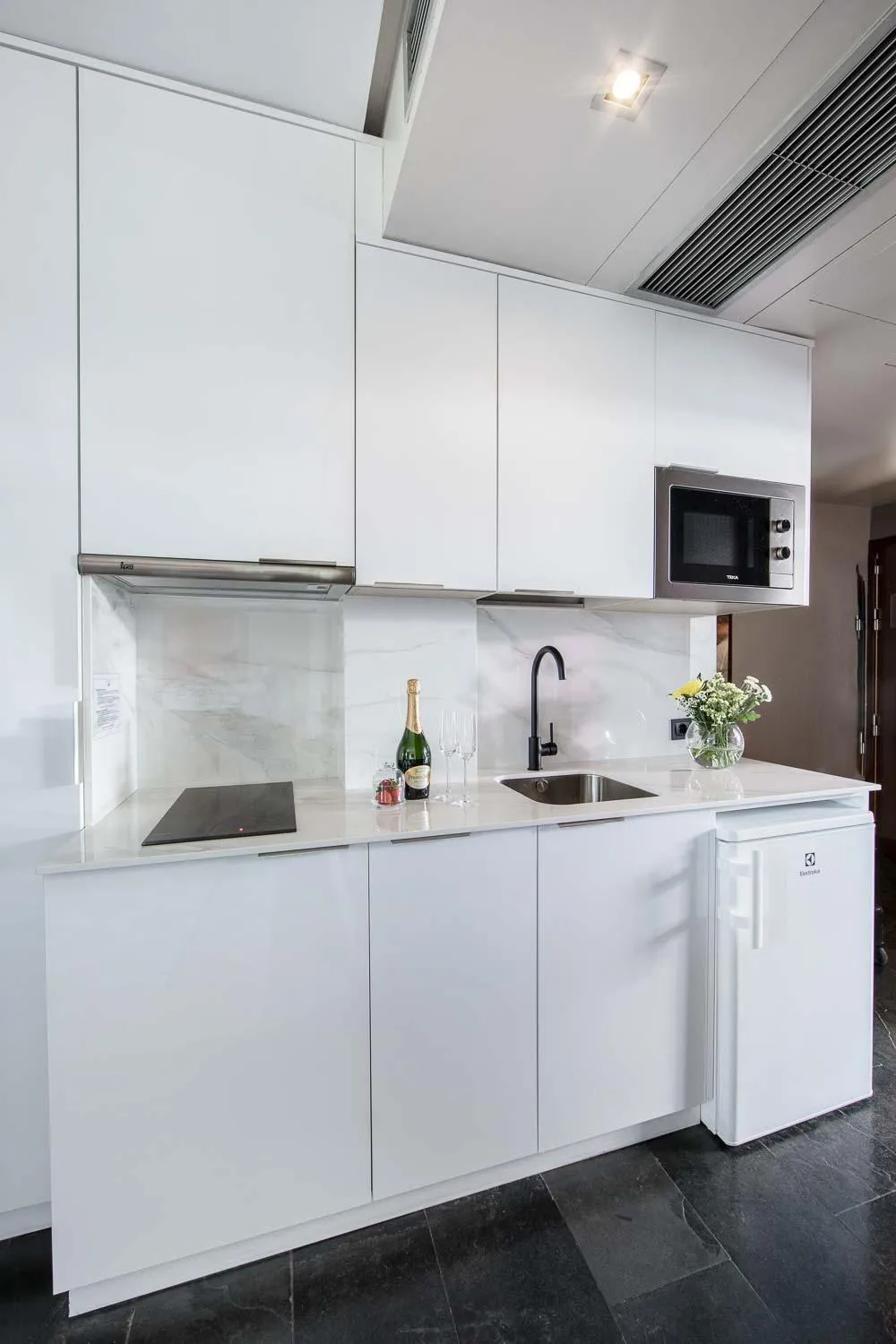 Kitchen or kitchenette in Apartosuites Jardines de Sabatini