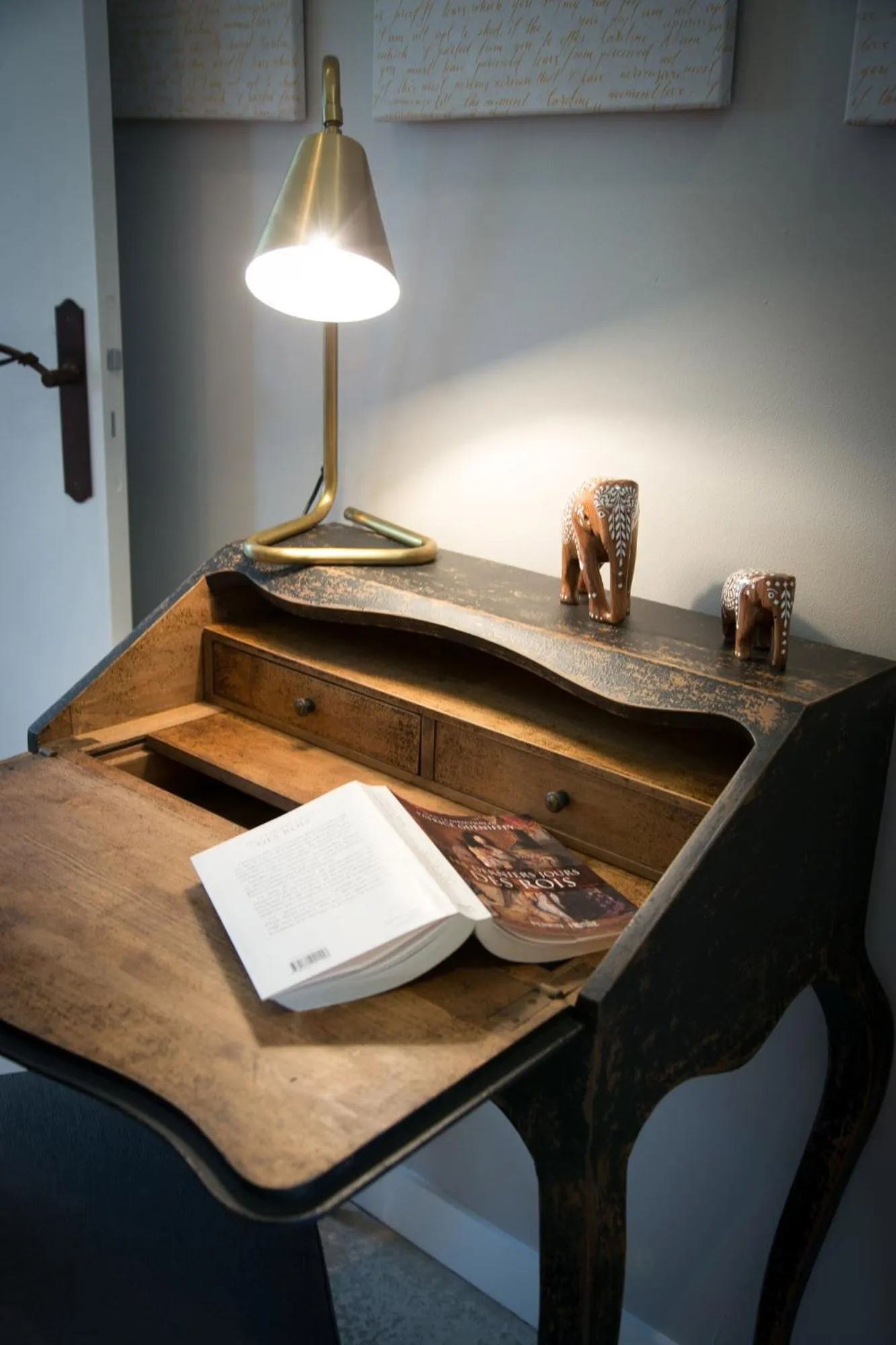 Decorative detail in Les Dames de Nage