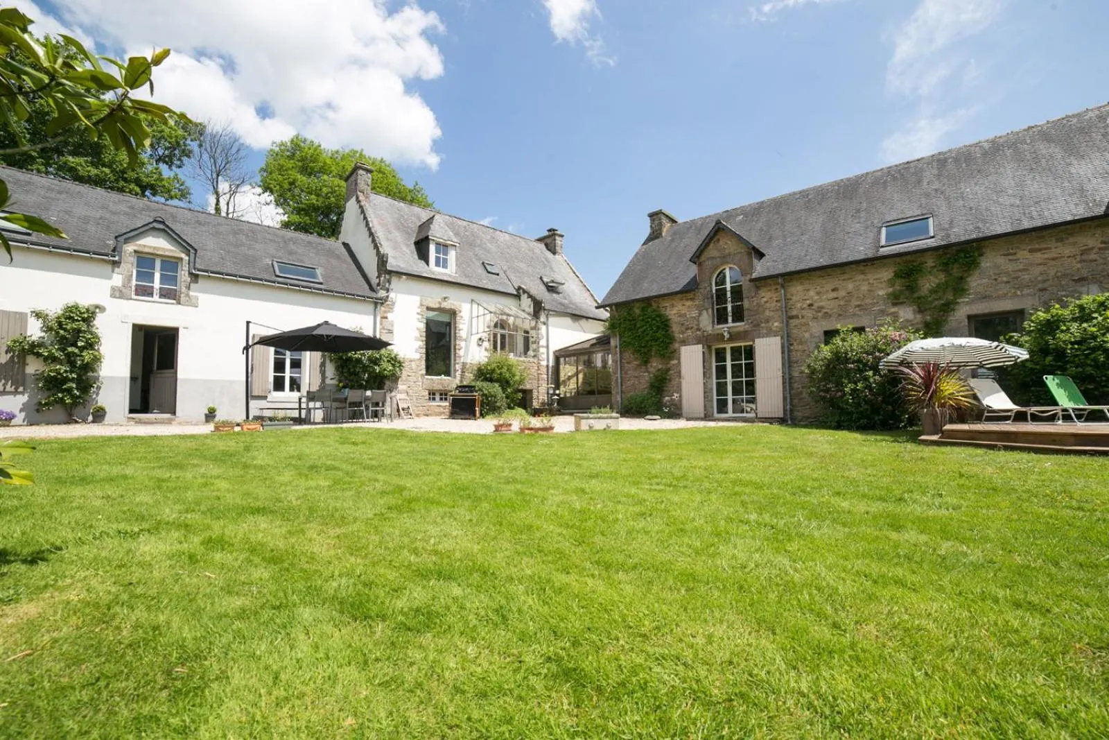 Property building in Les Dames de Nage