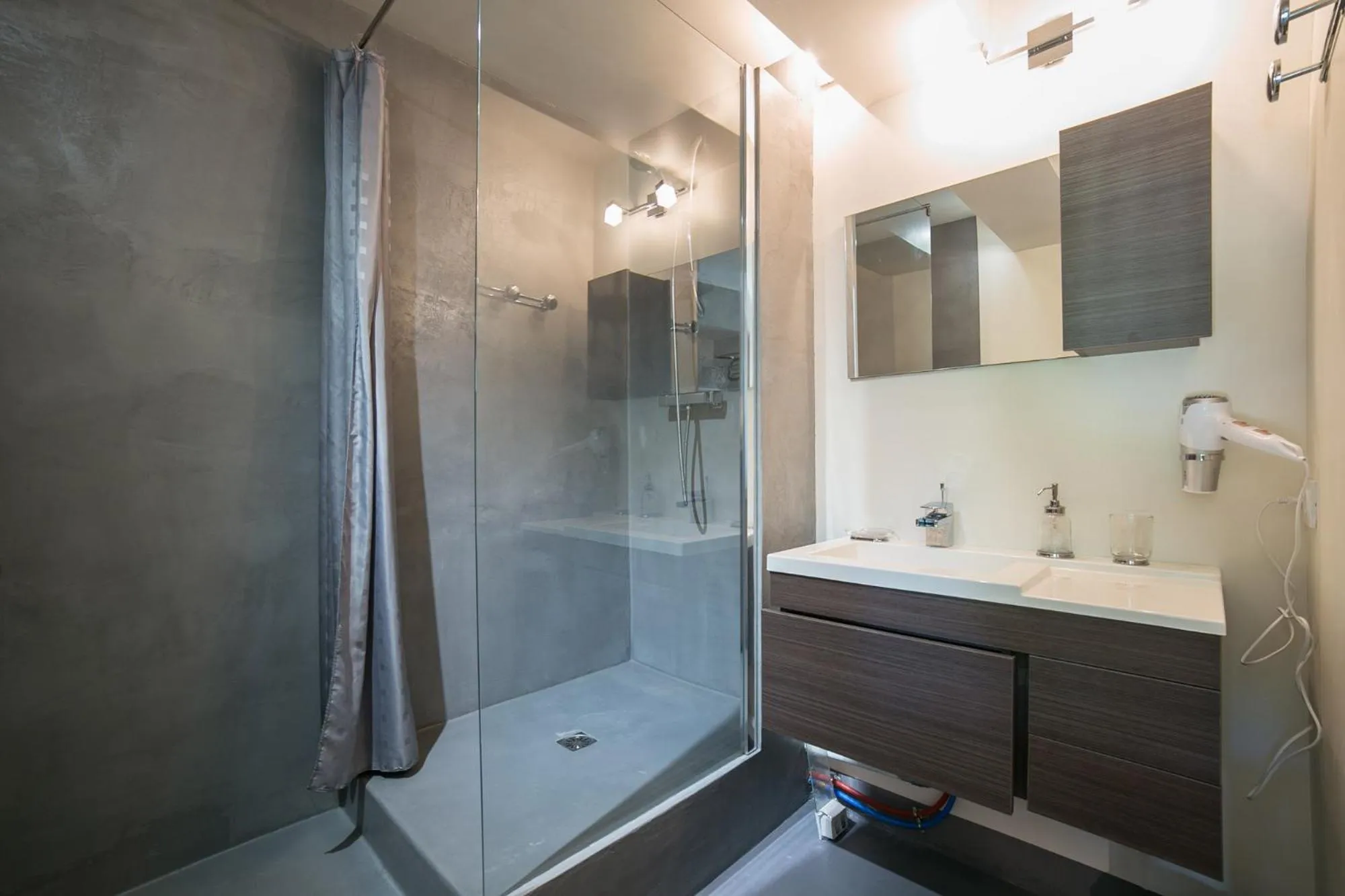 Shower in Les Dames de Nage