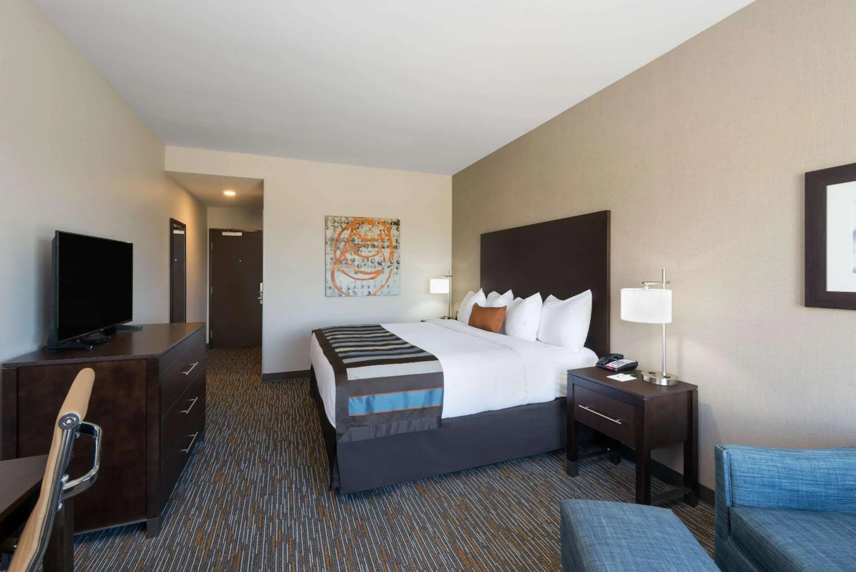 Photo of the whole room, Bed in Wingate by Wyndham Loveland Johnstown