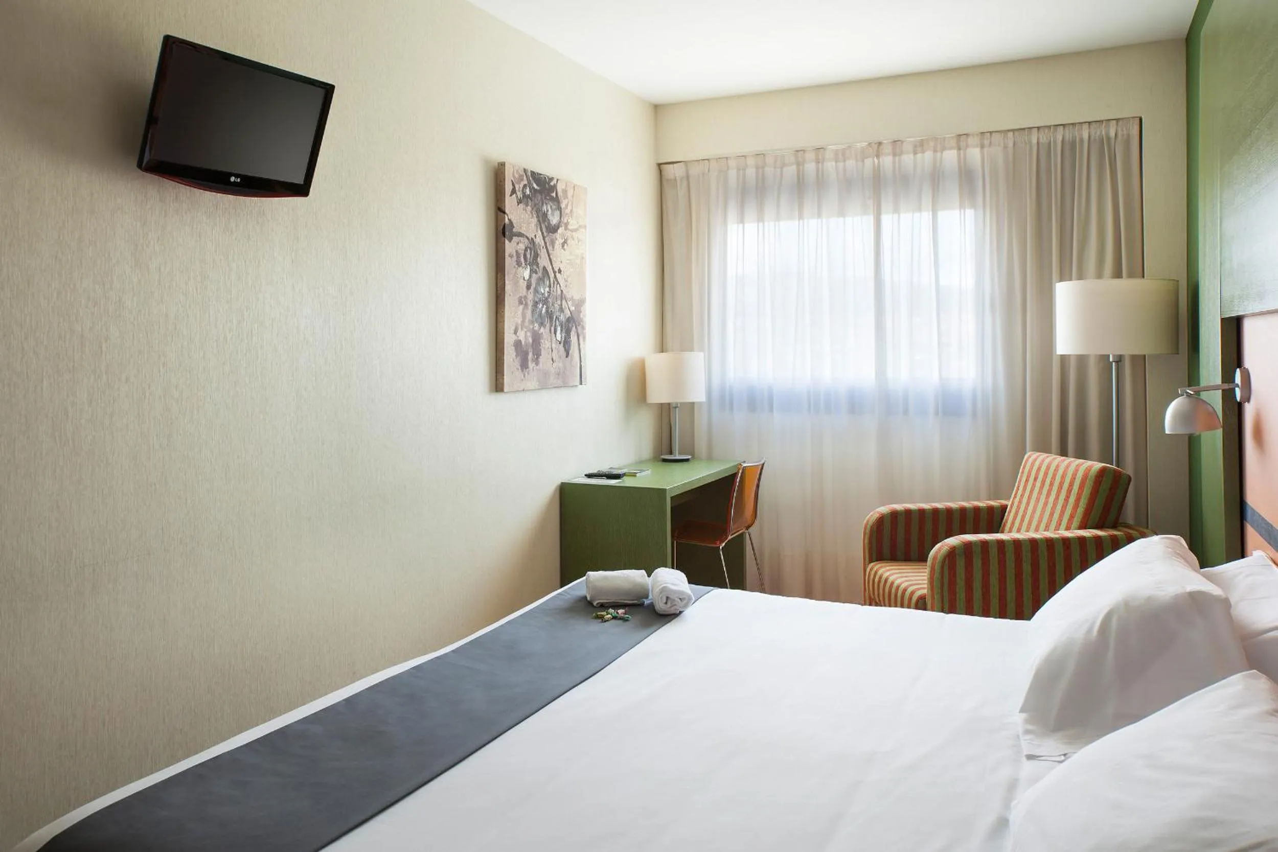 Bedroom, Bed in Hotel Naval Sestao