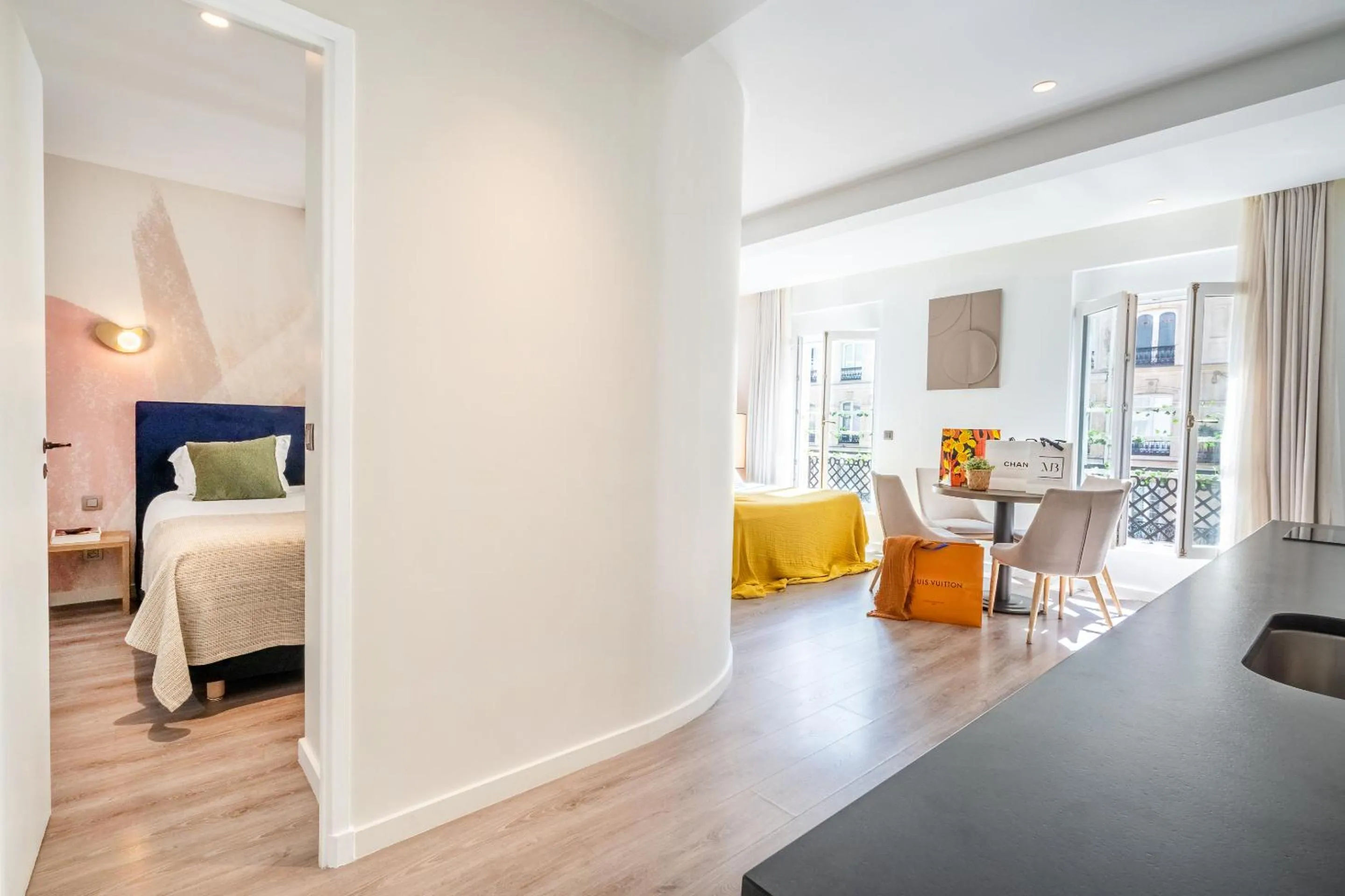 Living room, Bed in Yuna Les Halles - Serviced Apartments