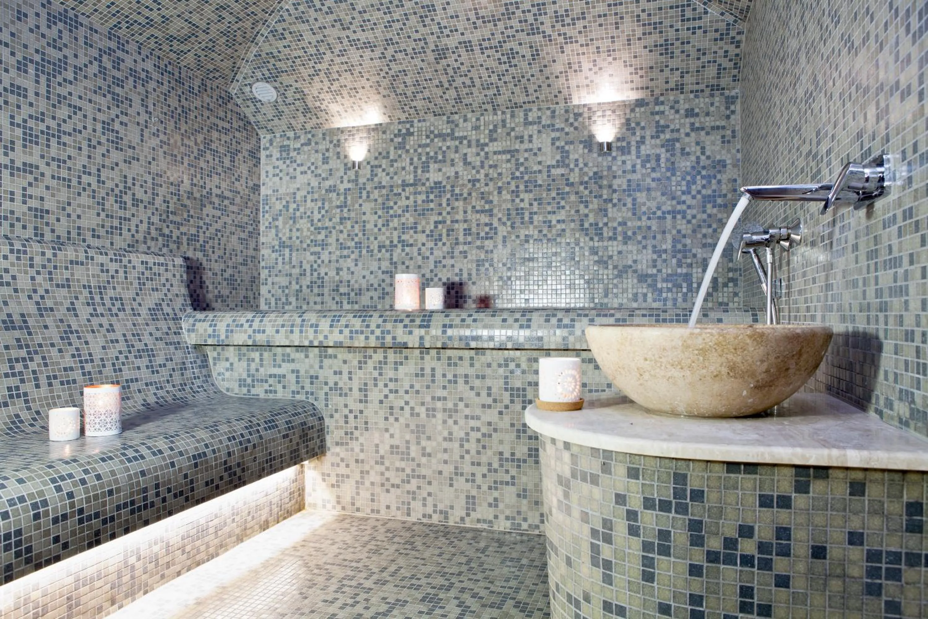 Public Bath in Apartamenti Kurshi