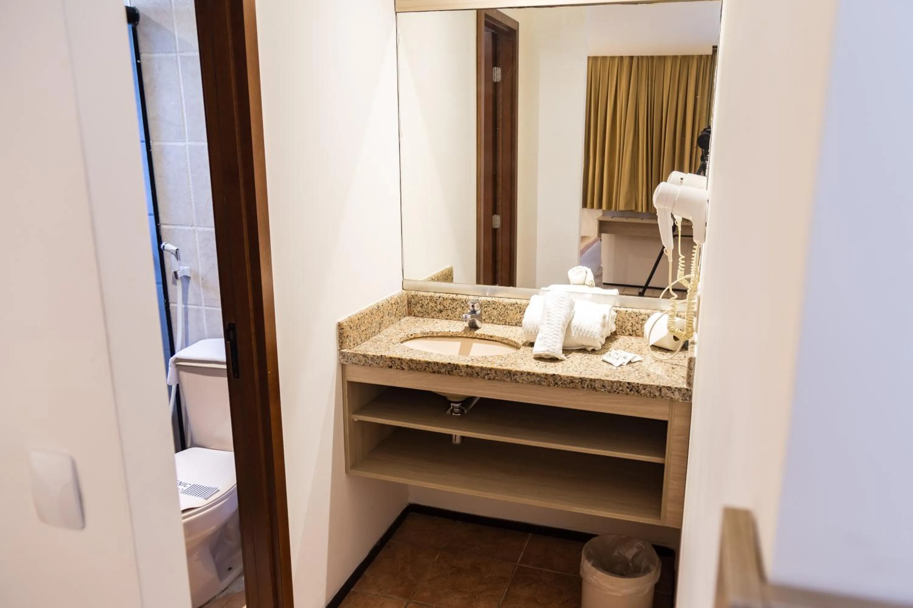 Bathroom in Plaza Praia Suítes