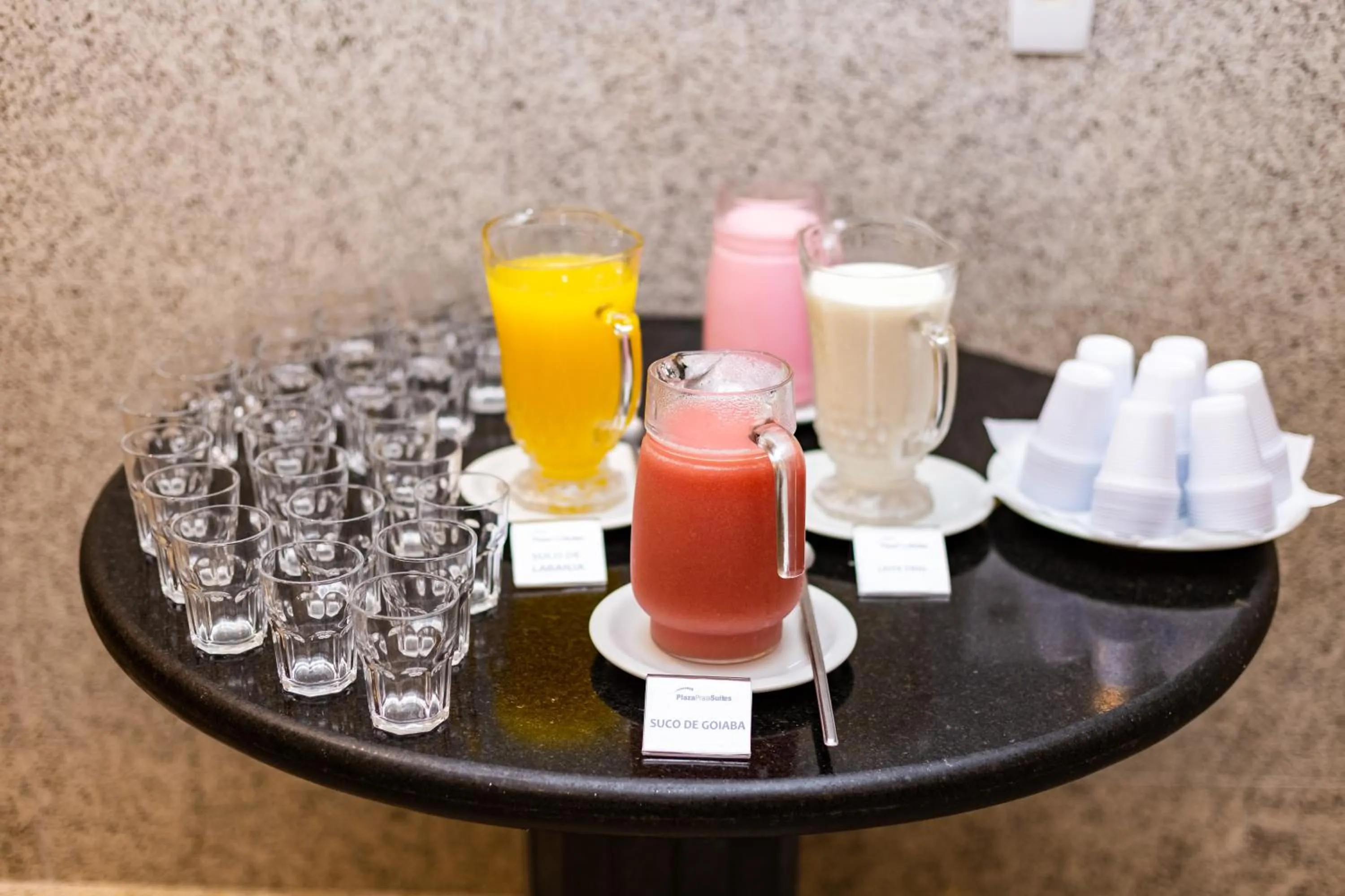 Breakfast in Plaza Praia Suítes