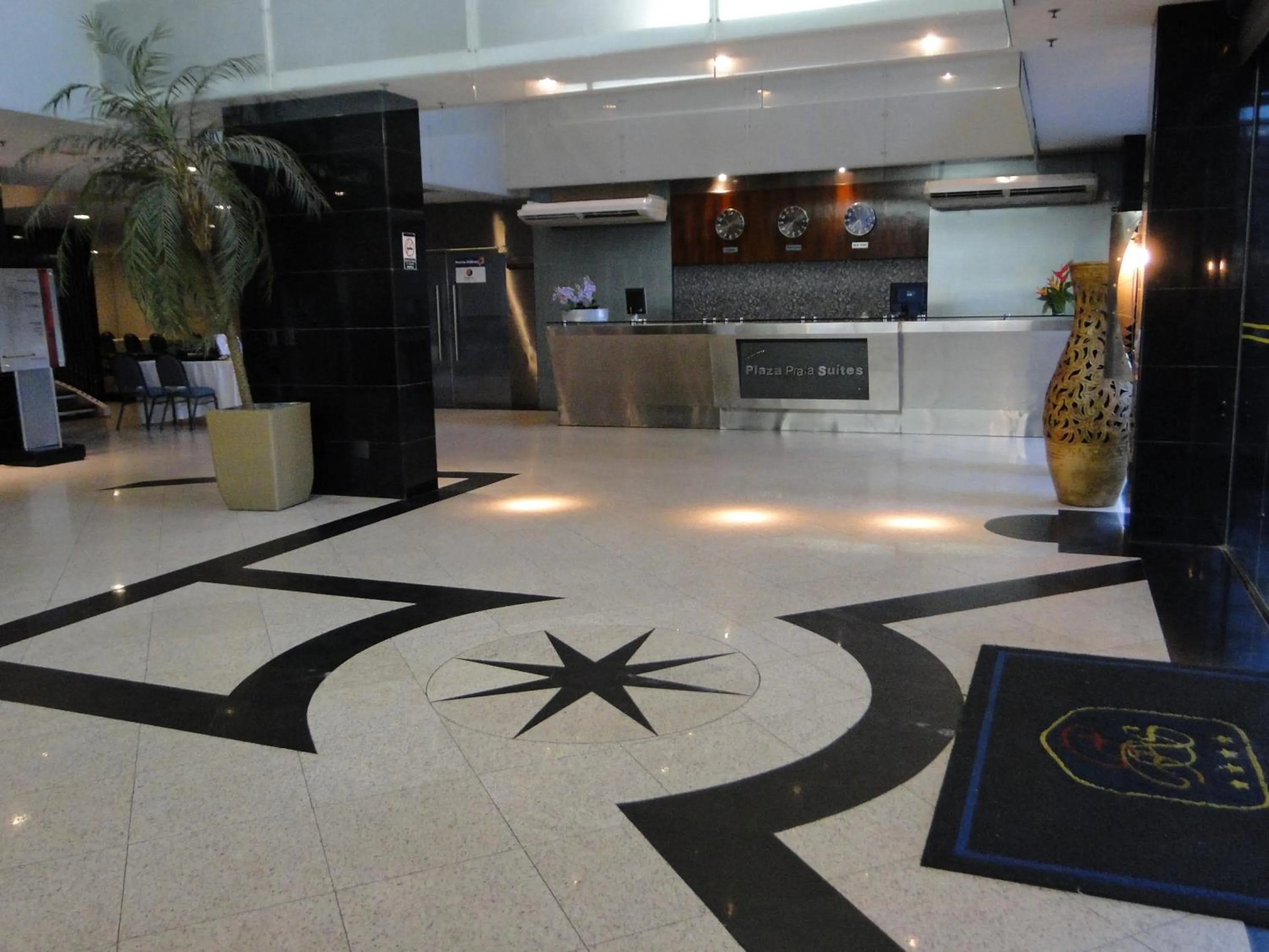 Communal lounge/ TV room in Plaza Praia Suítes