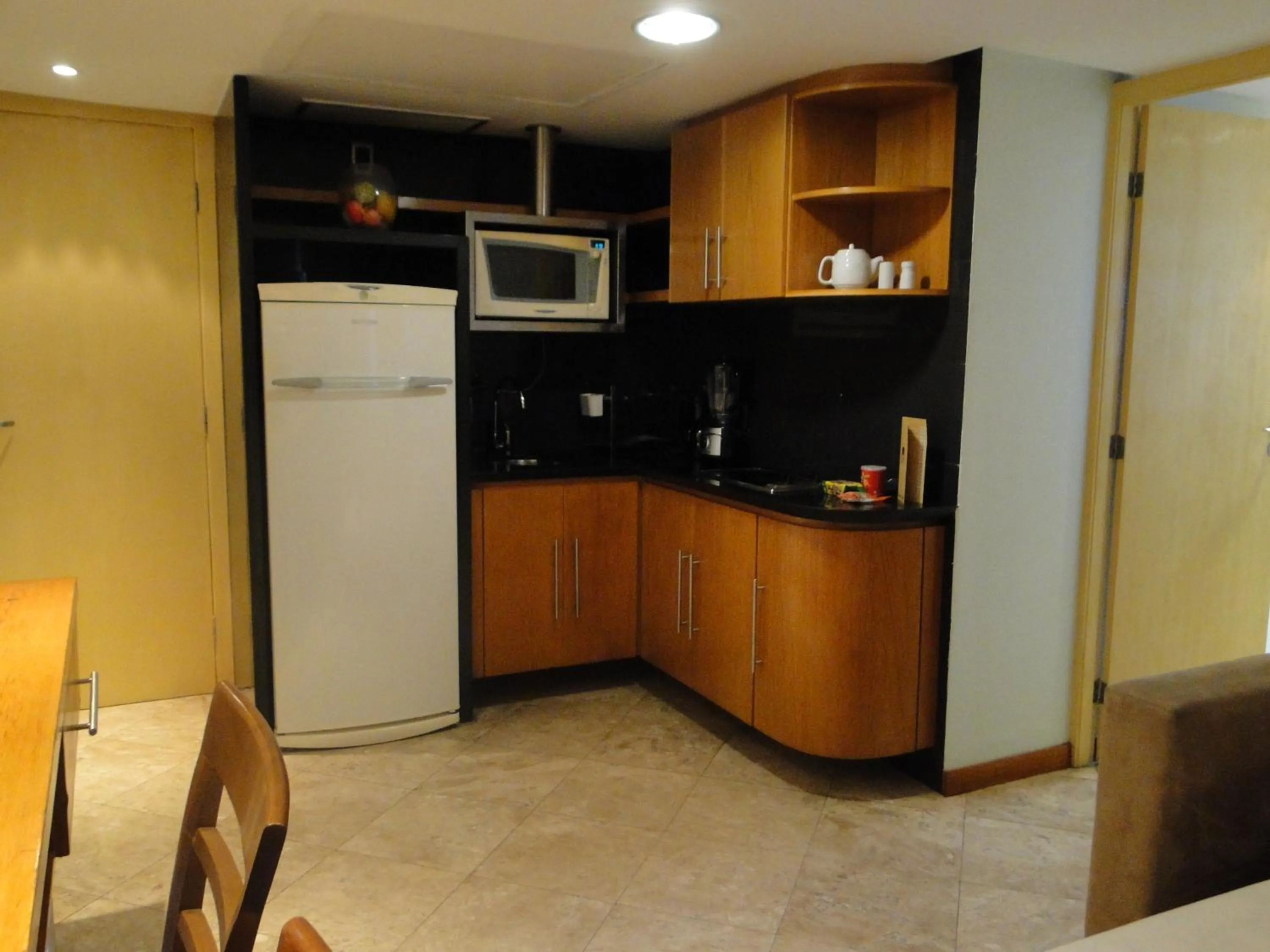 Kitchen or kitchenette in Plaza Praia Suítes
