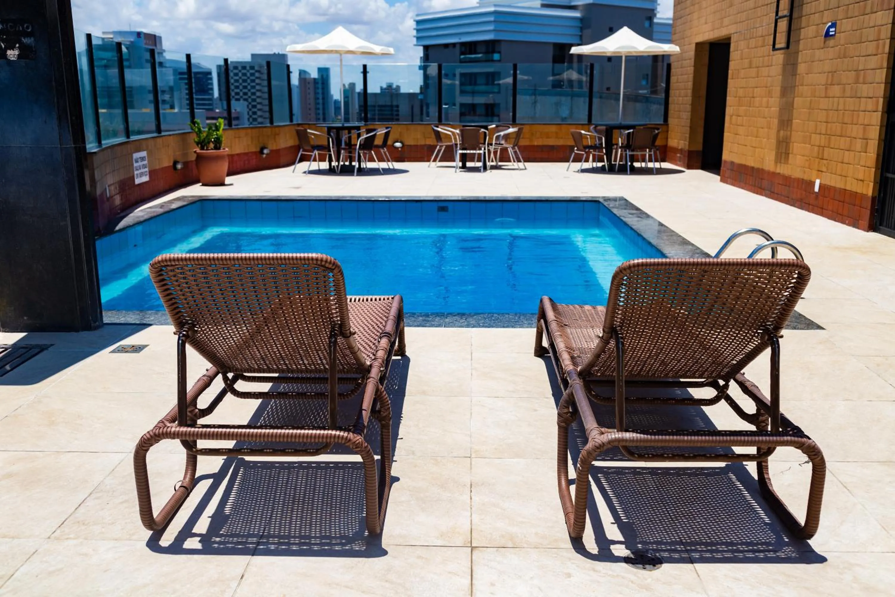Swimming pool in Plaza Praia Suítes