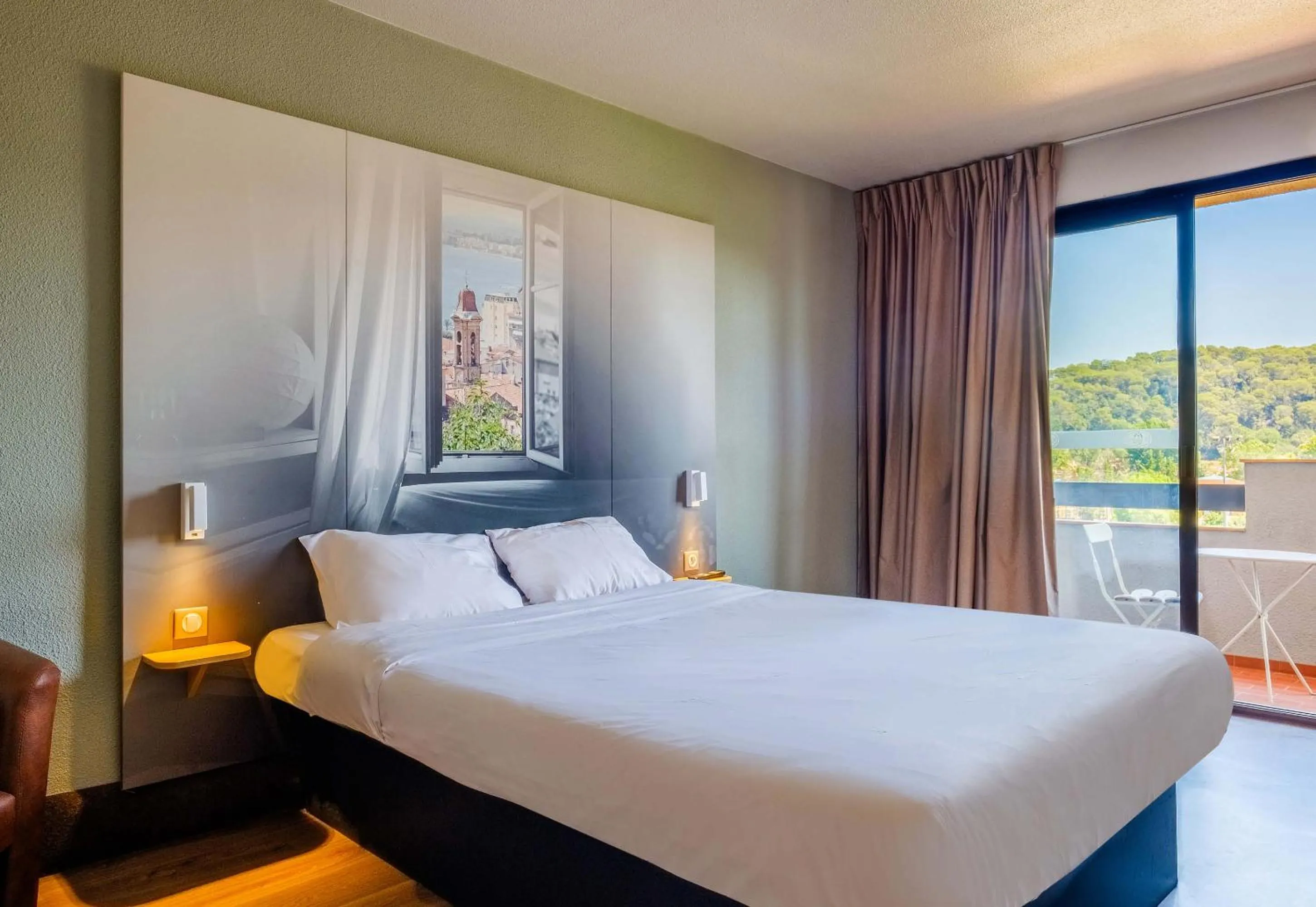 Bedroom, Bed in B&B HOTEL Villeneuve Loubet Village