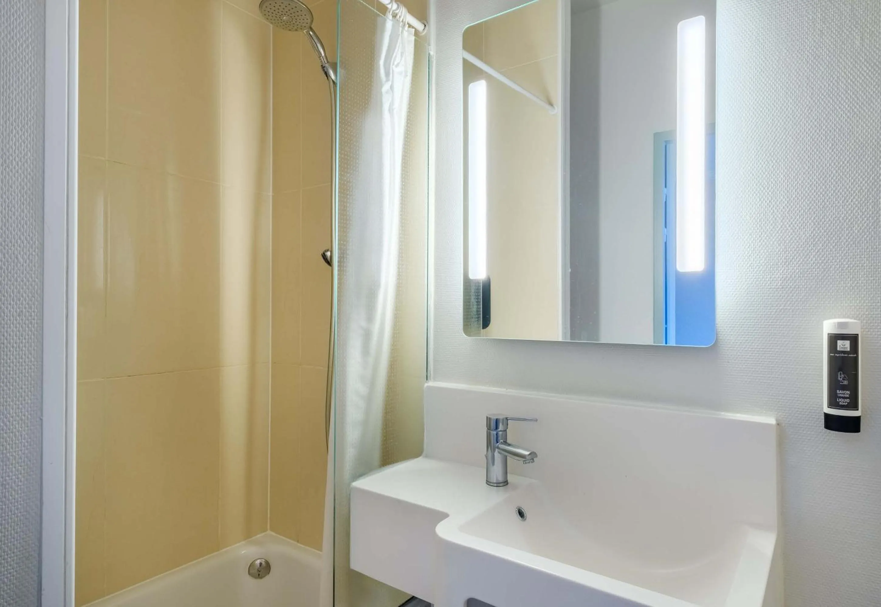 Bathroom in B&B HOTEL Villeneuve Loubet Village