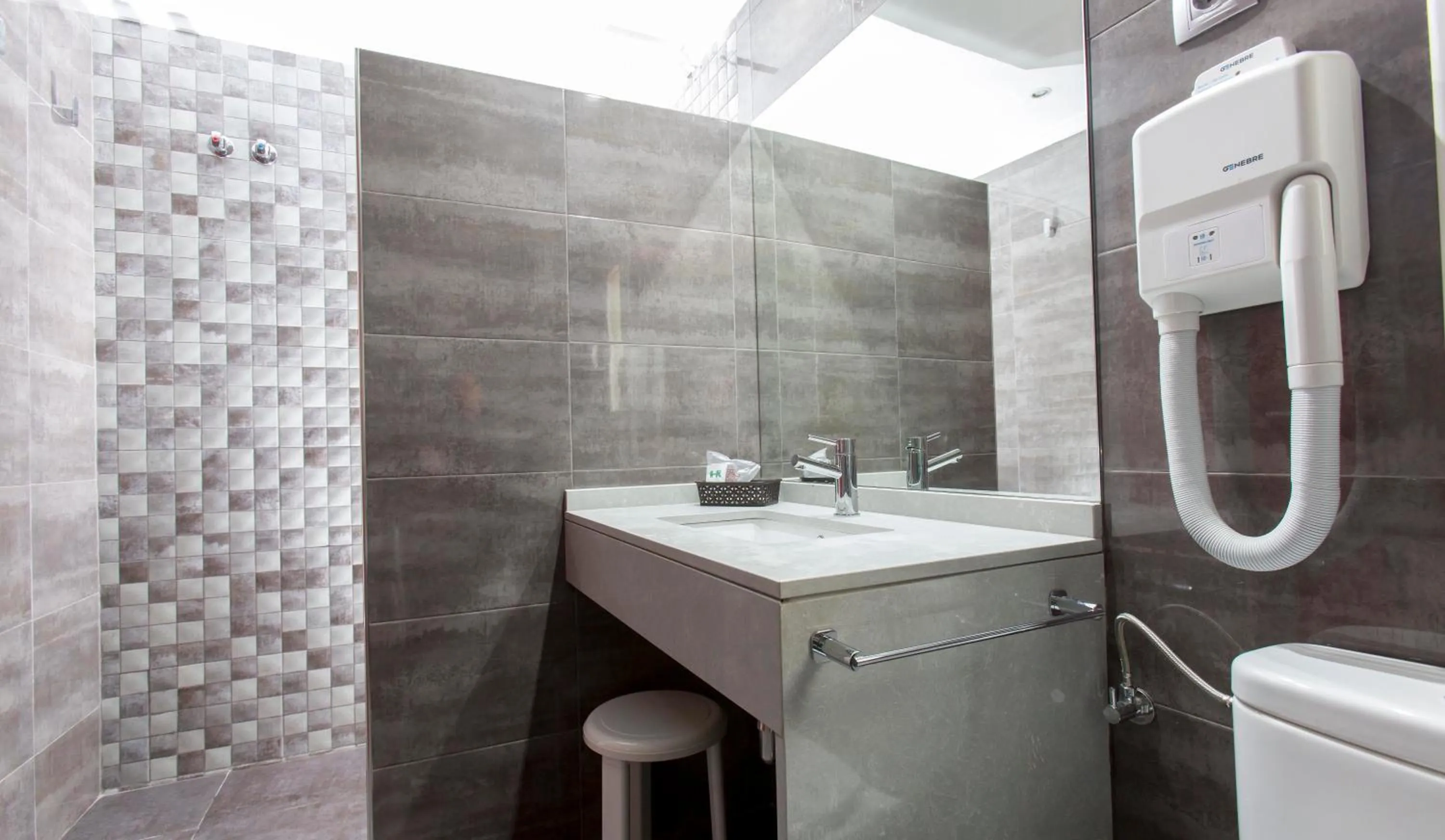 Shower in Hotel Olympia Ronda I