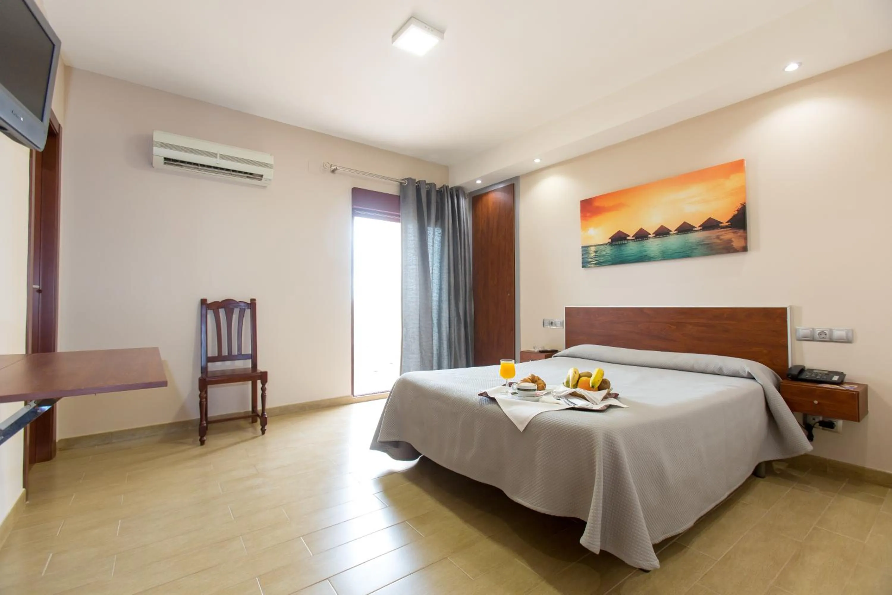 Photo of the whole room, Bed in Hotel Olympia Ronda I