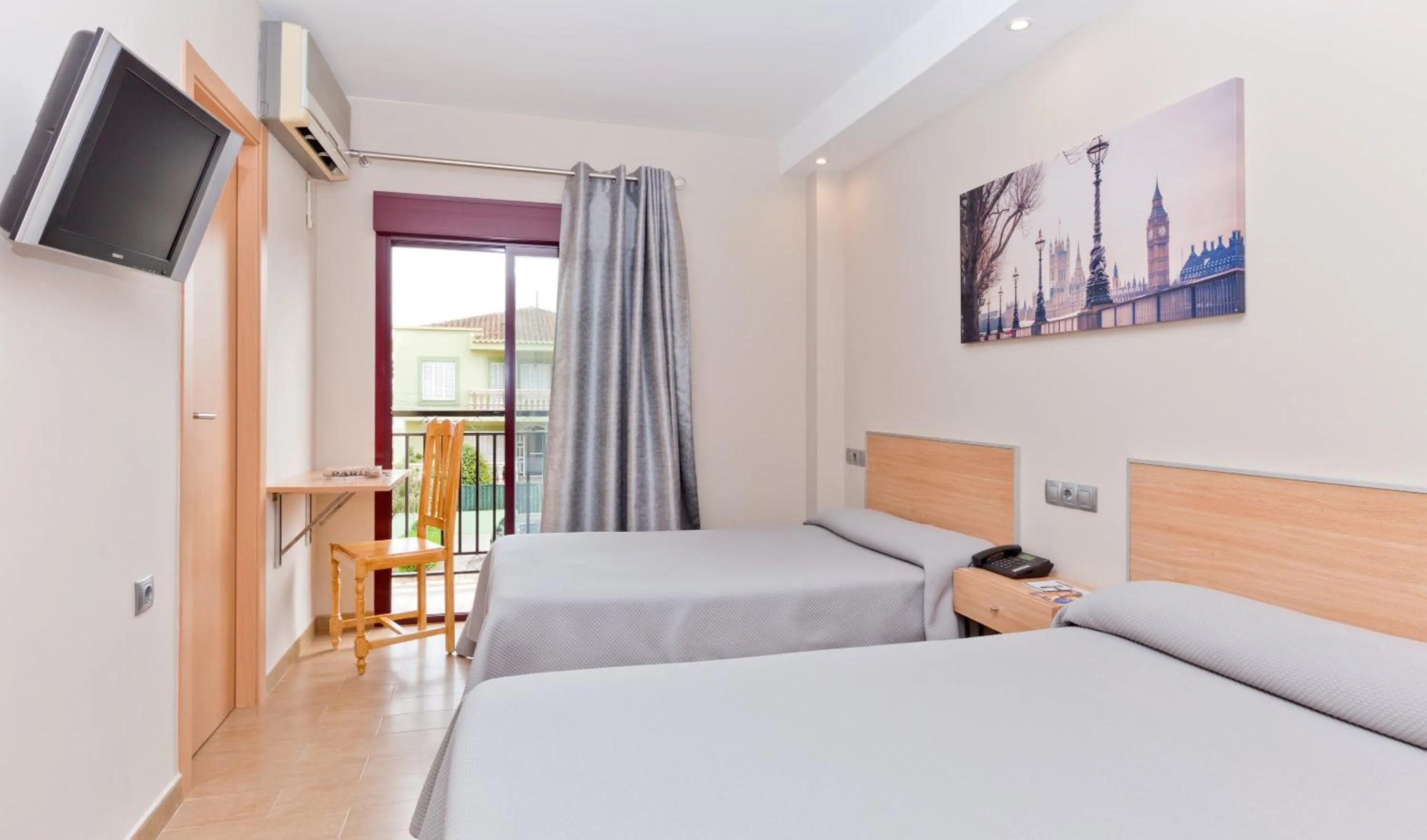 Photo of the whole room, Bed in Hotel Olympia Ronda I