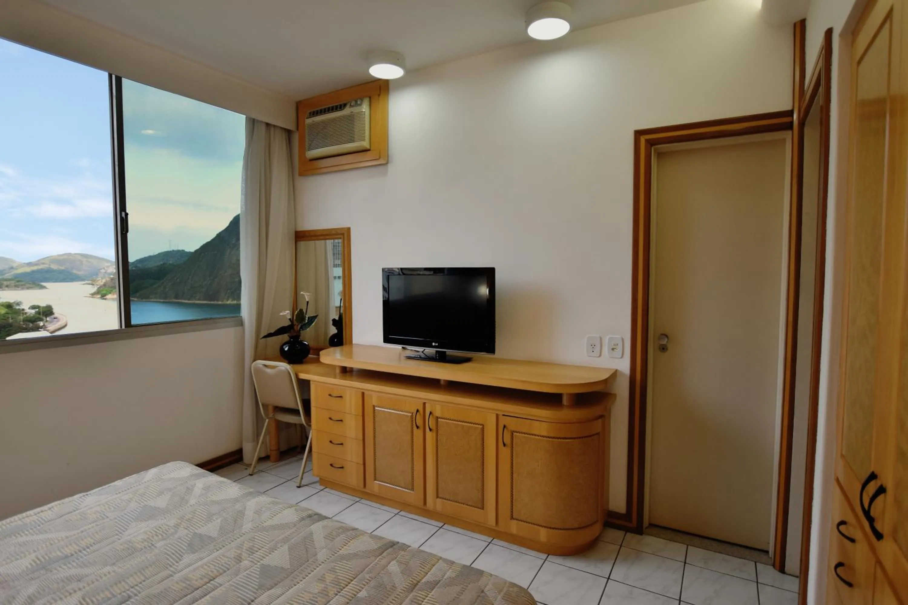 Lake view in Alice Vitoria Hotel Arte by Nobile