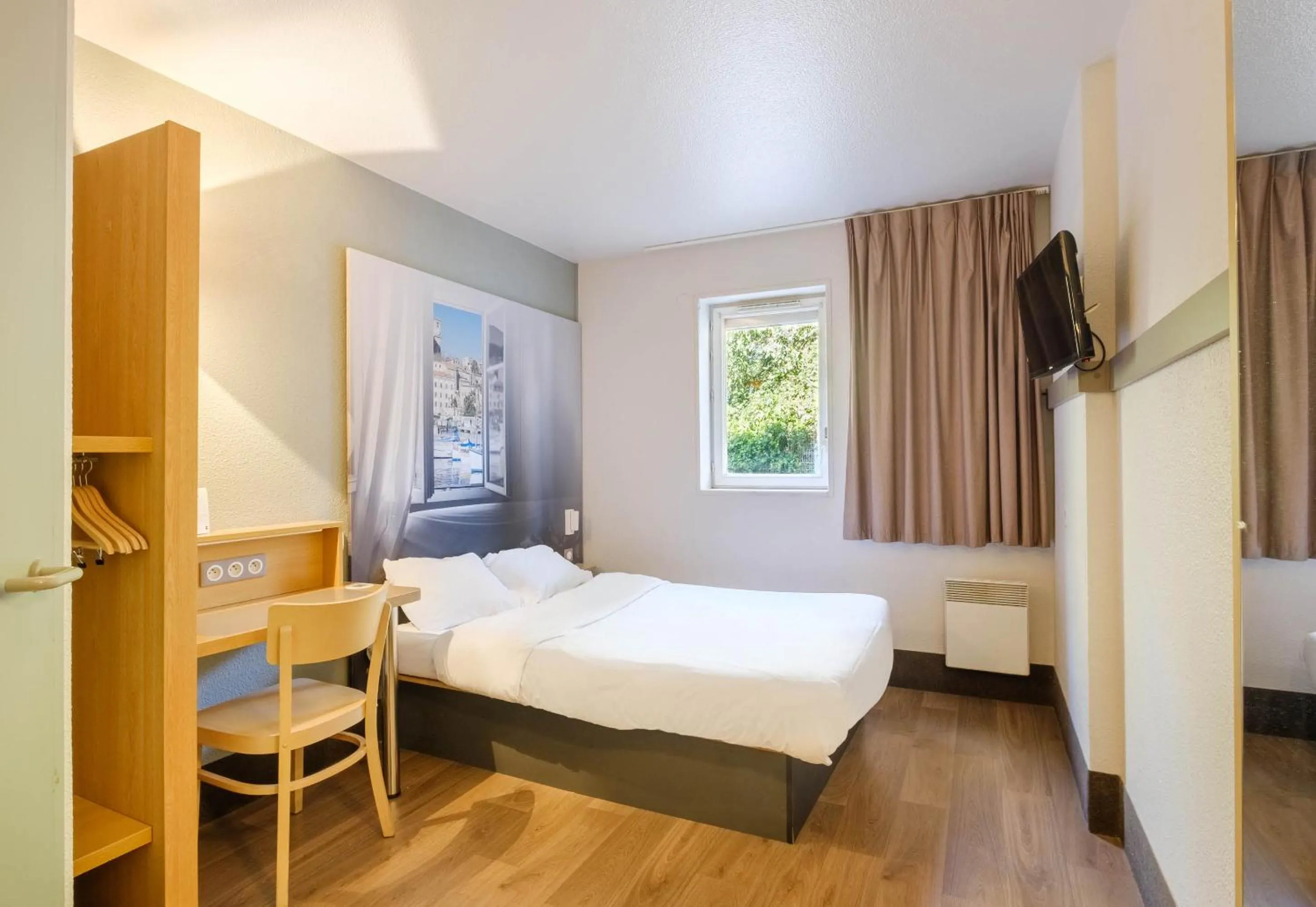 Bedroom, Bed in B&B HOTEL Villeneuve Loubet Plage