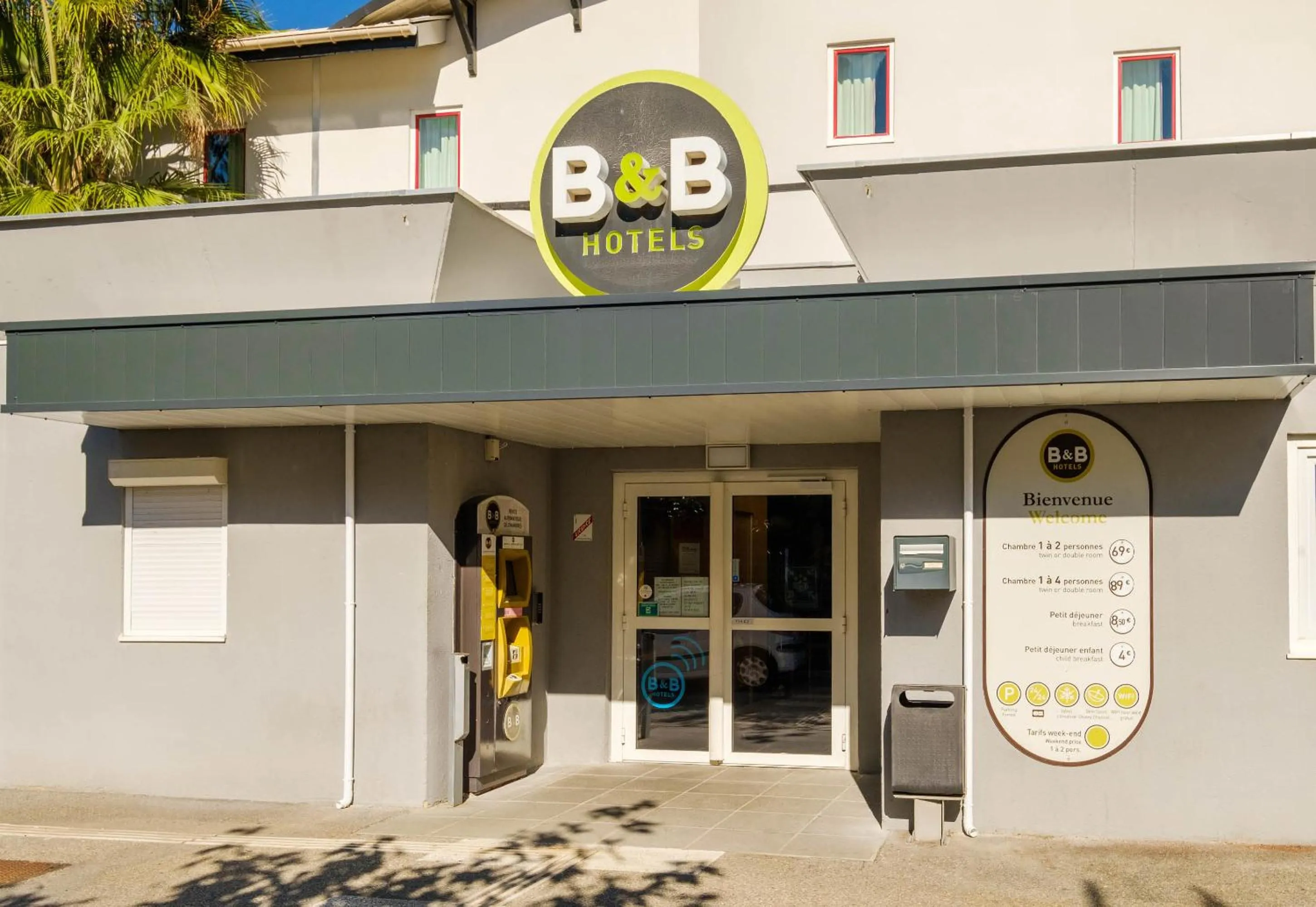 Facade/entrance in B&B HOTEL Villeneuve Loubet Plage