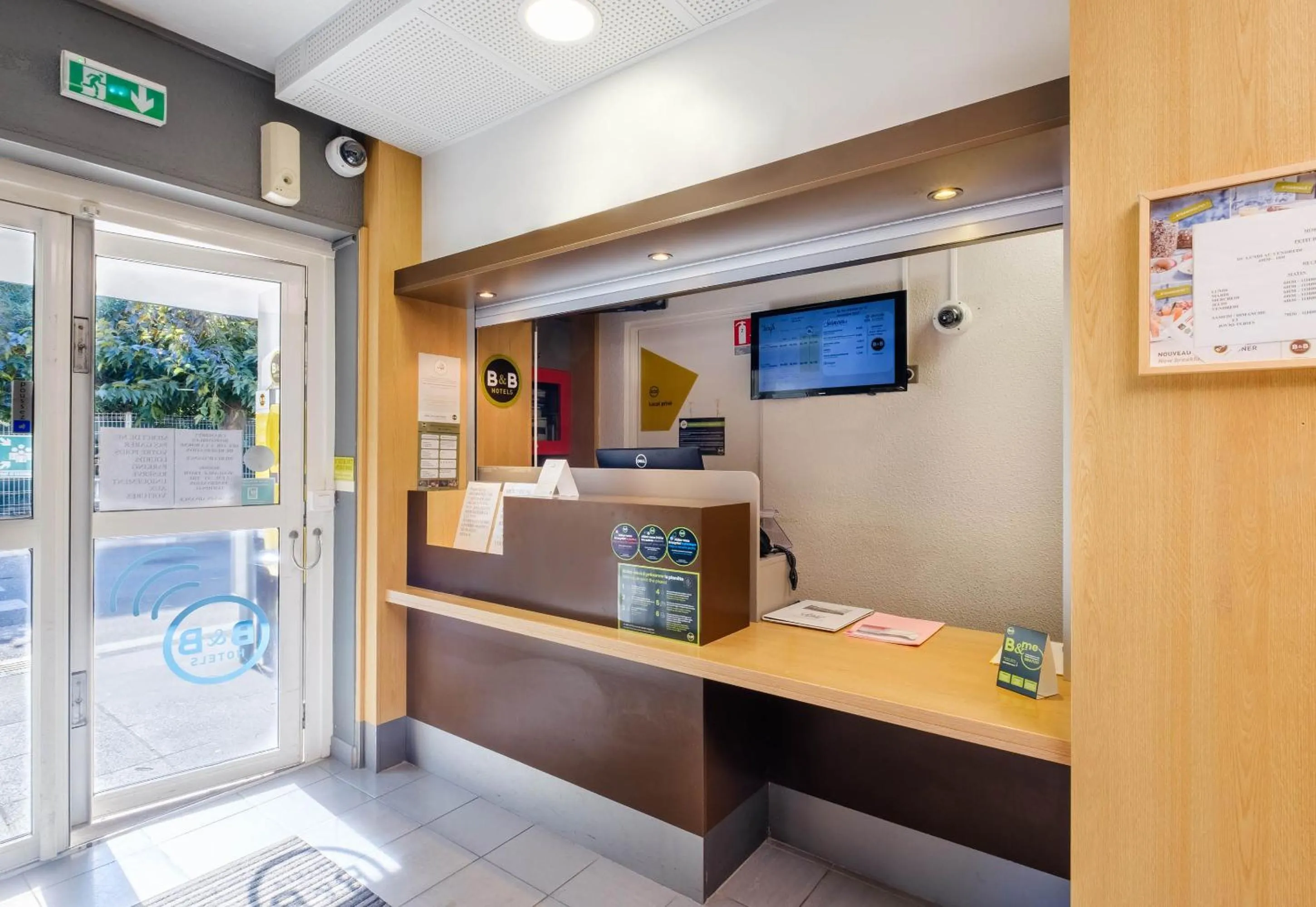 Lobby or reception in B&B HOTEL Villeneuve Loubet Plage