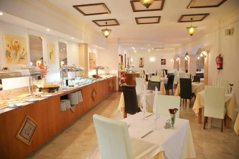 Restaurant/places to eat in Hotel Cala Gat