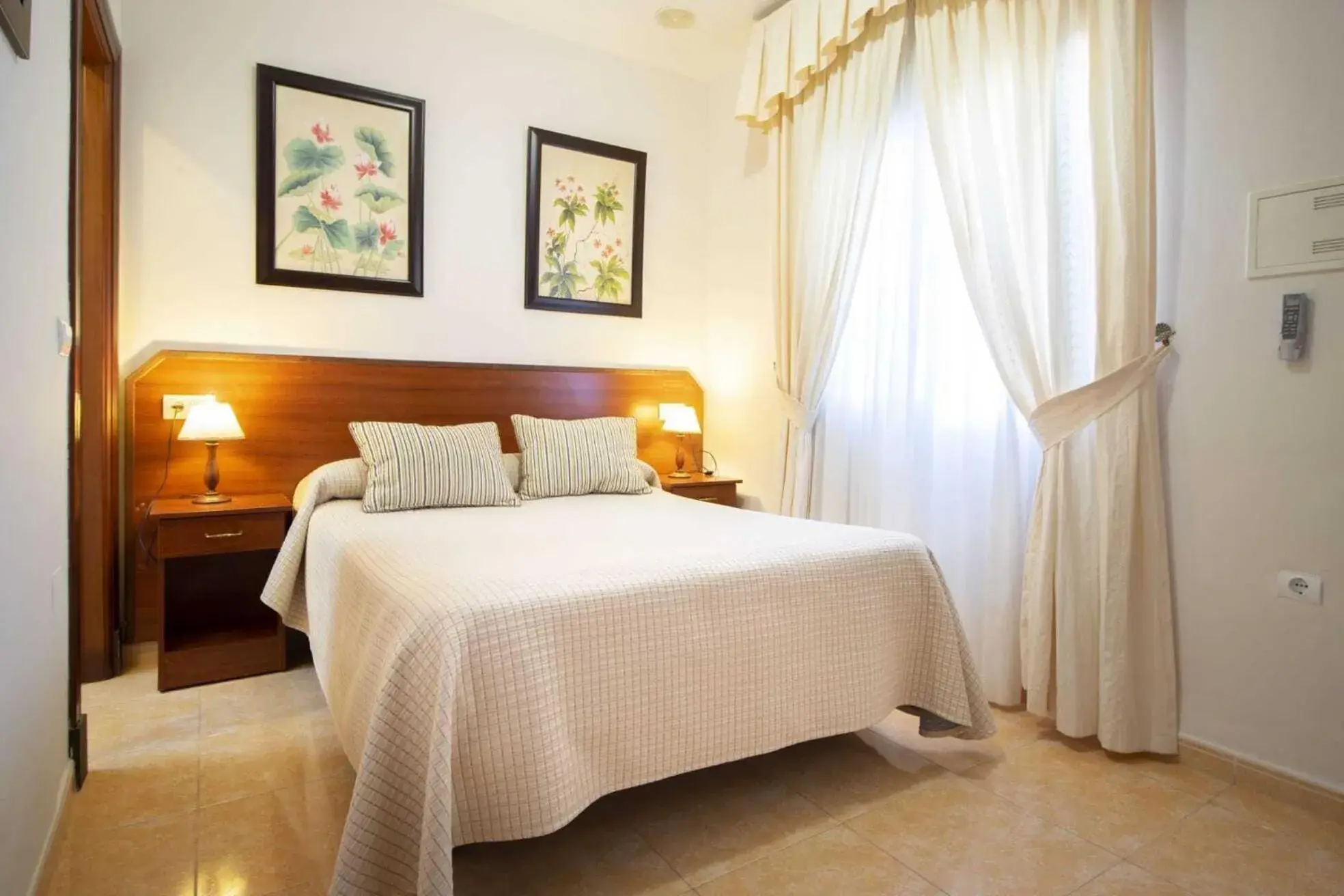 Small Double Room - single occupancy in Los Gallos Small Double Room - single occupancy in Los Gallos