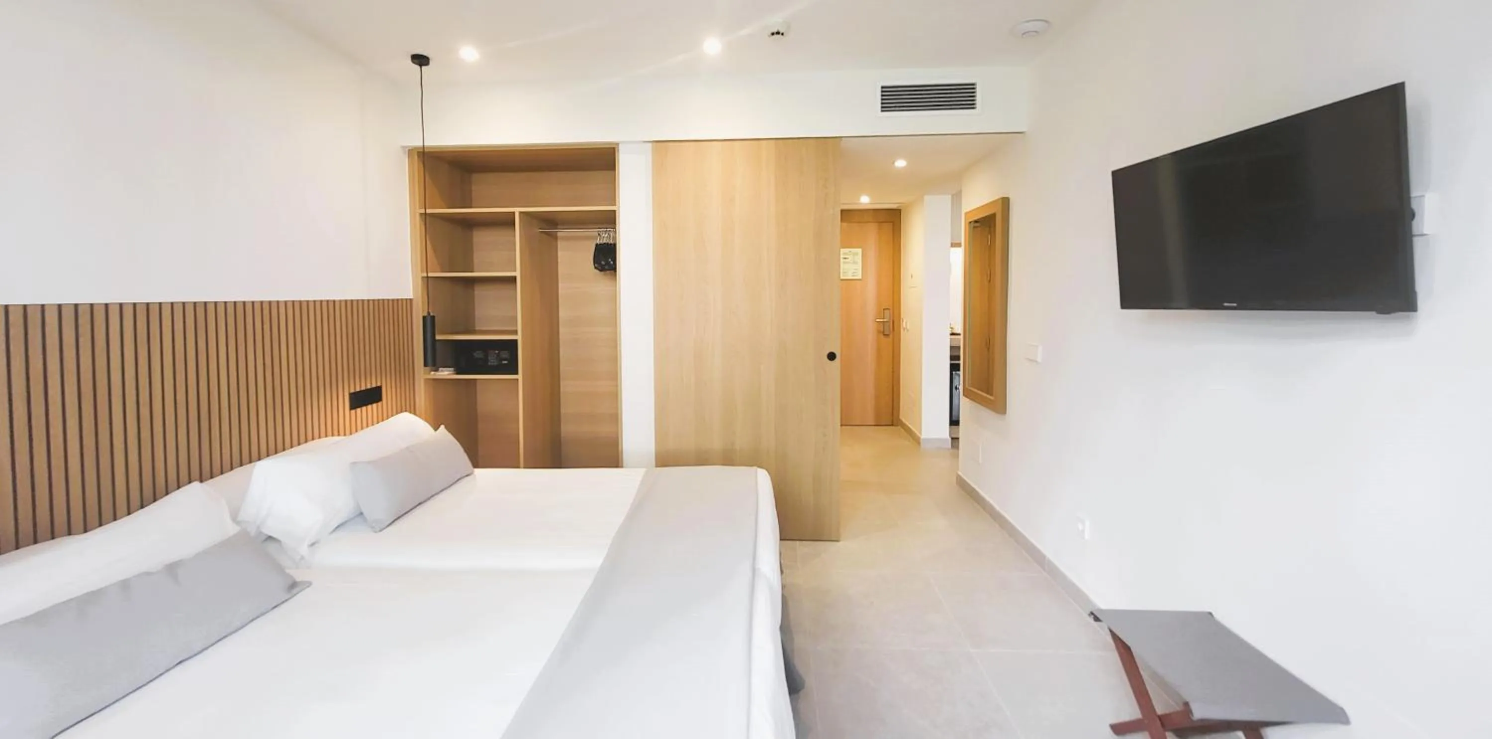 Bedroom, Bed in Hotel Bahia Pollensa