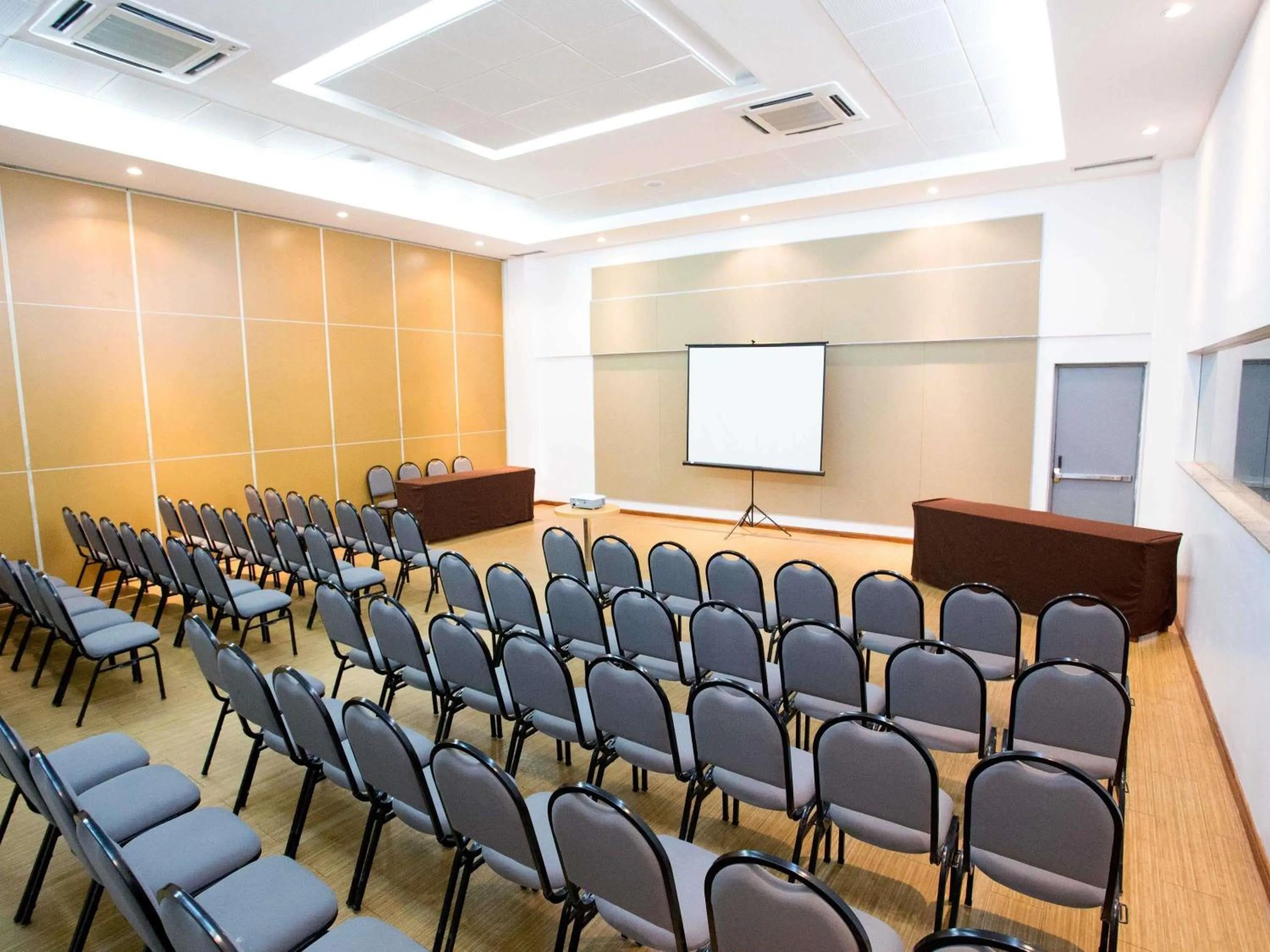 Meeting/conference room in ibis Feira de Santana