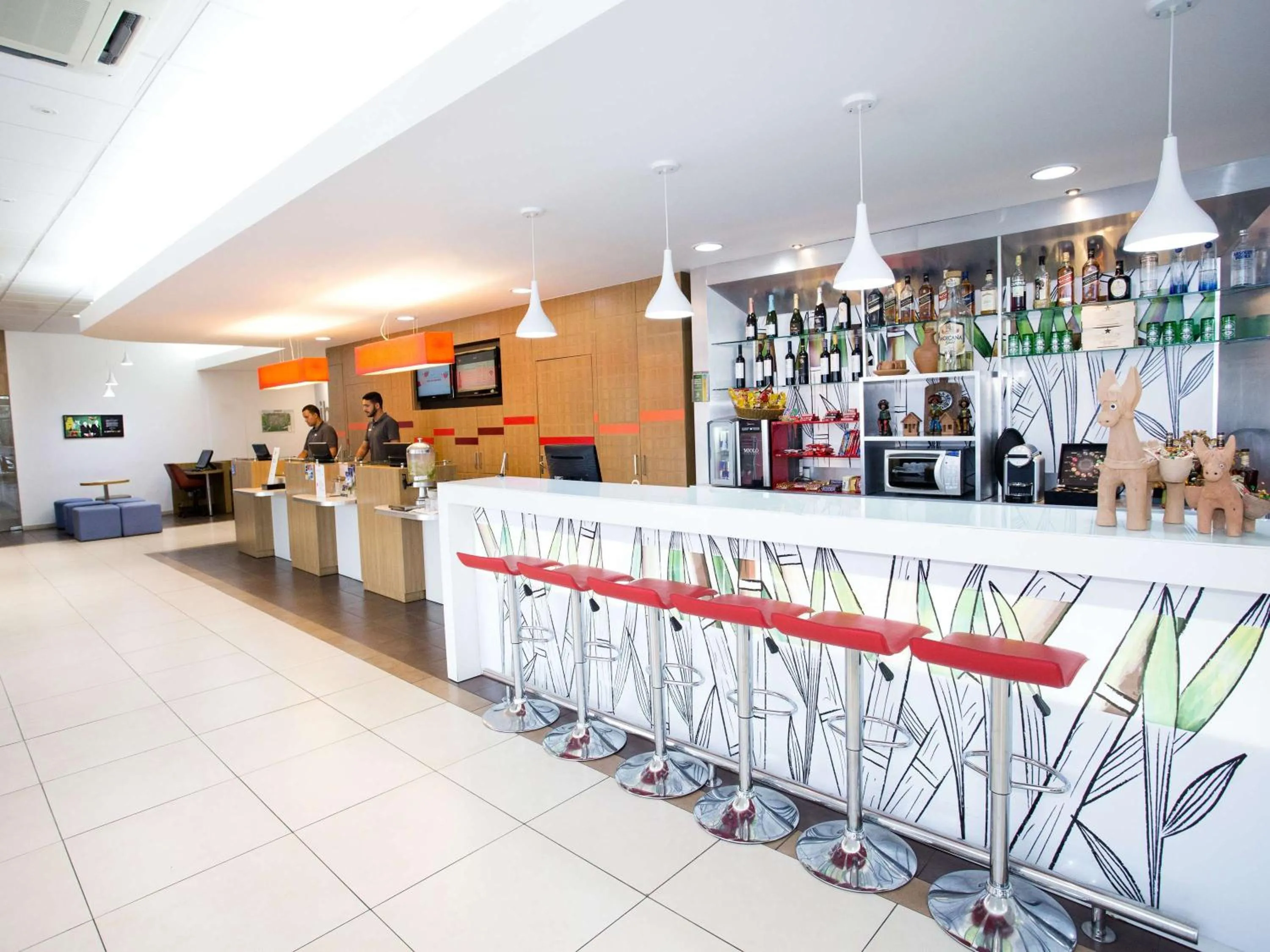 Lounge or bar in ibis Feira de Santana