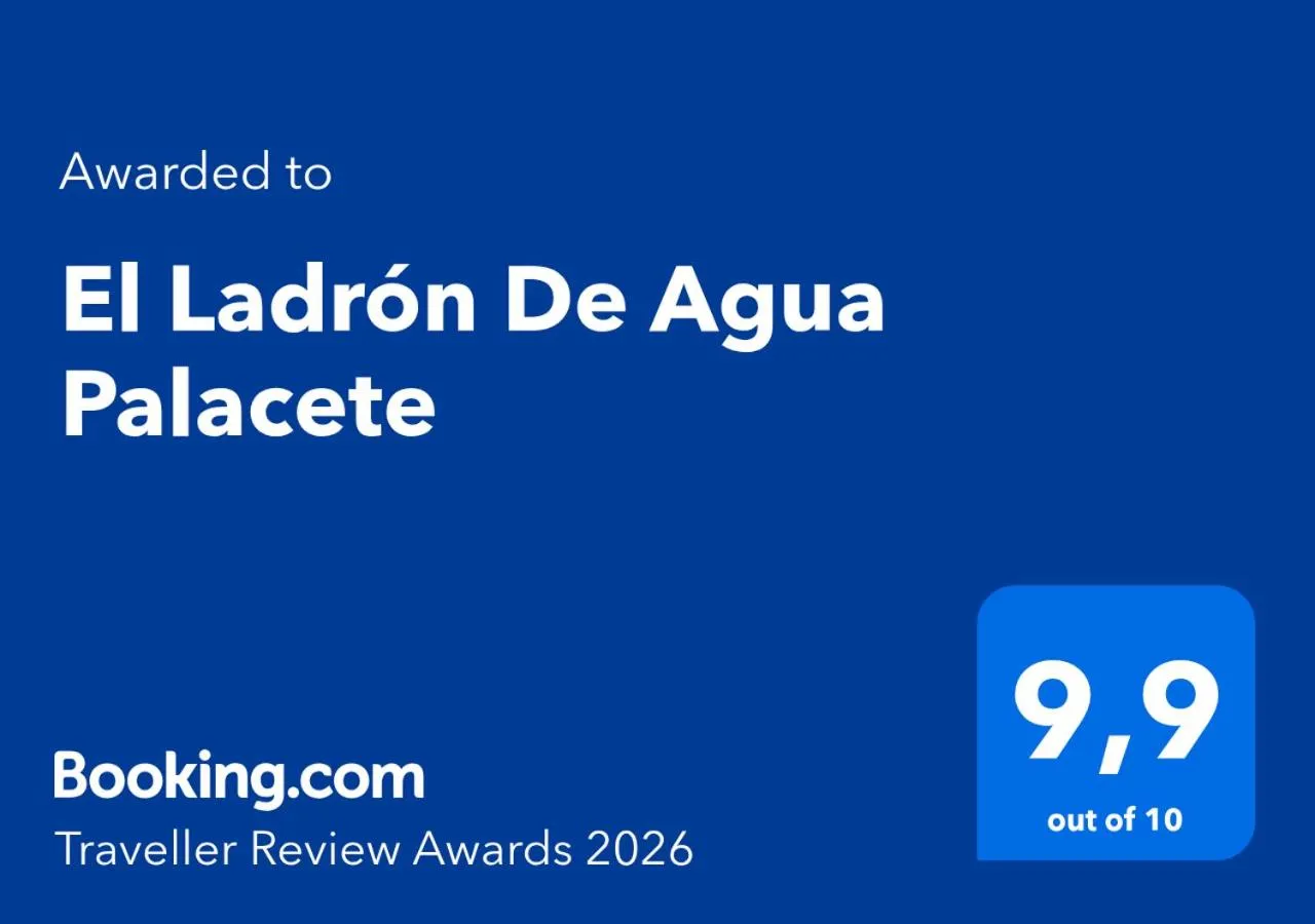 Property building in El Ladrón De Agua Palacete