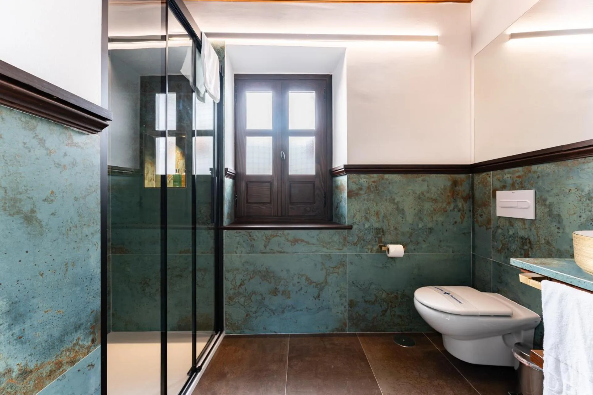 Shower in El Ladrón De Agua Palacete