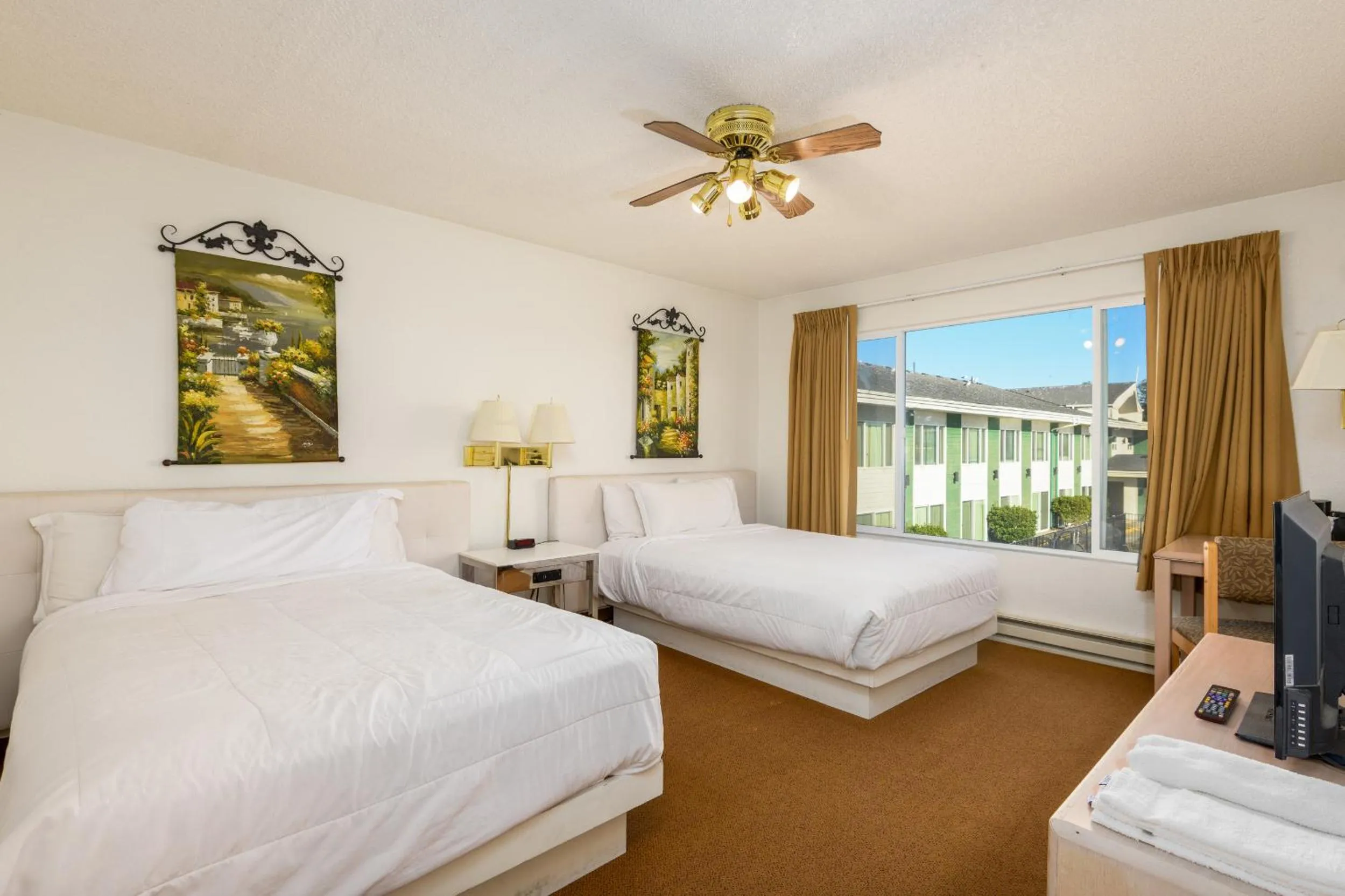 Bed in Alsi Resort Hotel