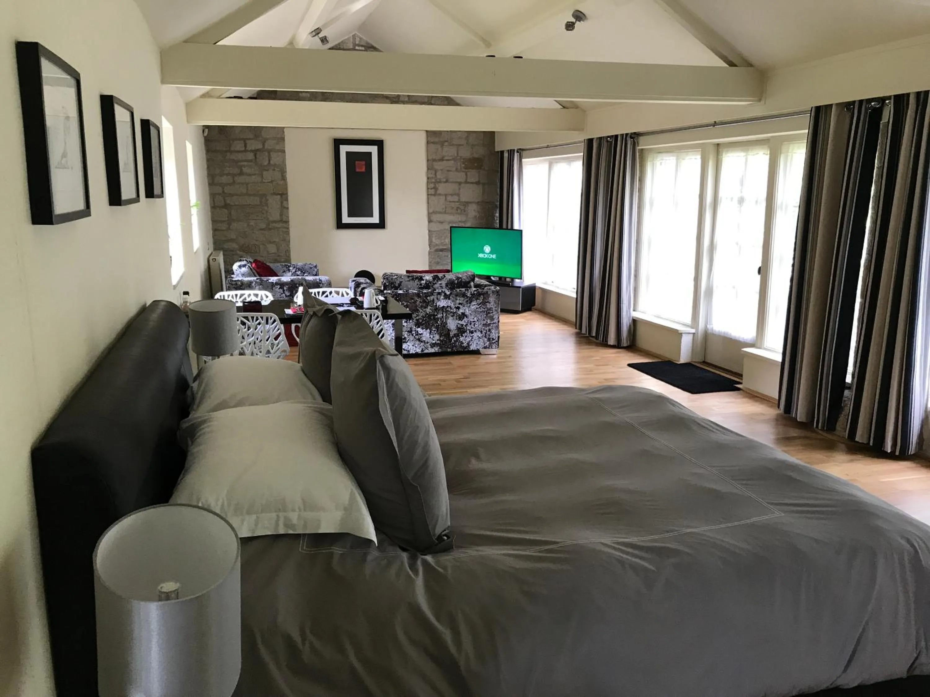 Photo of the whole room, Bed in Hemples Lodge