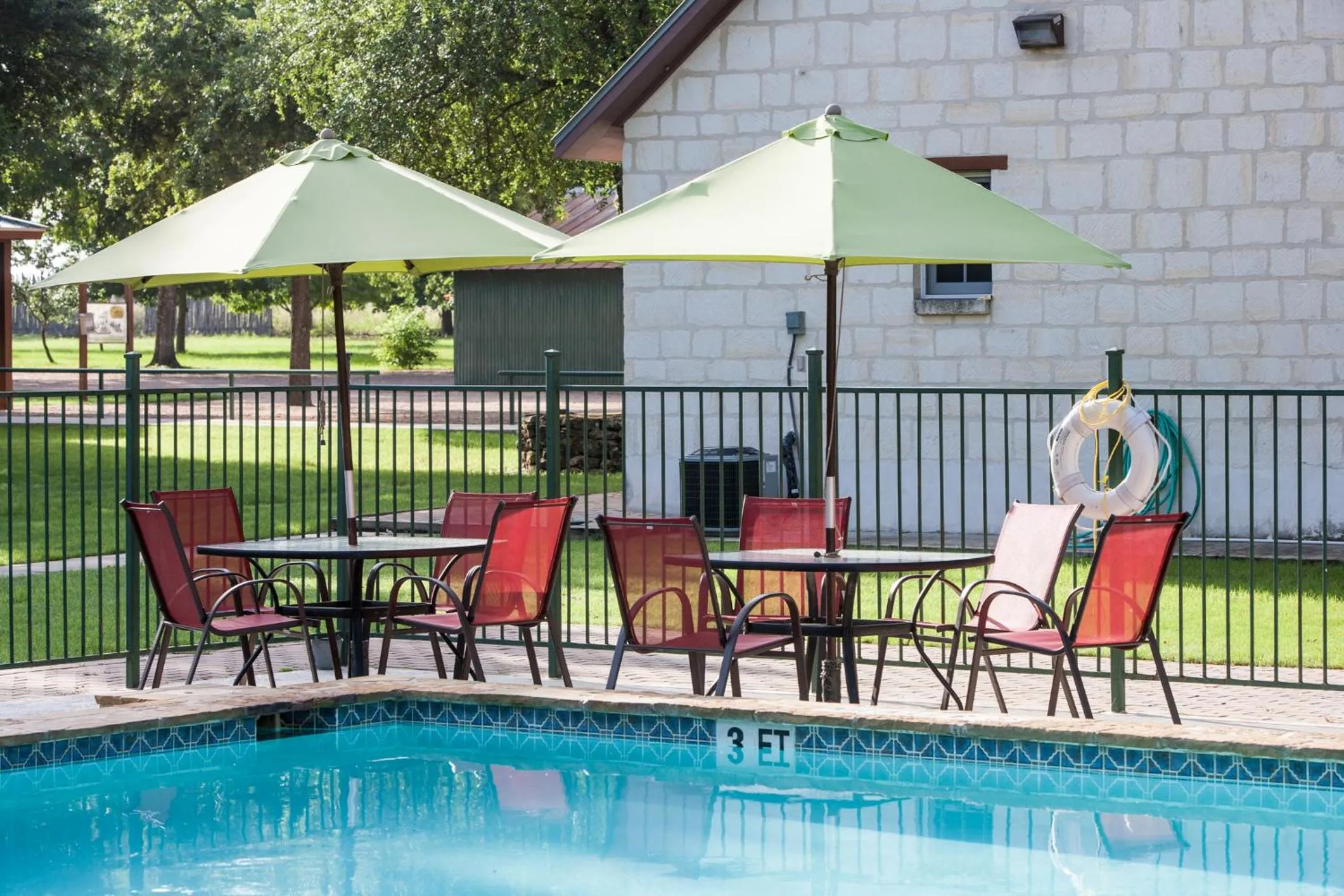 Swimming pool in Gruene Cottages