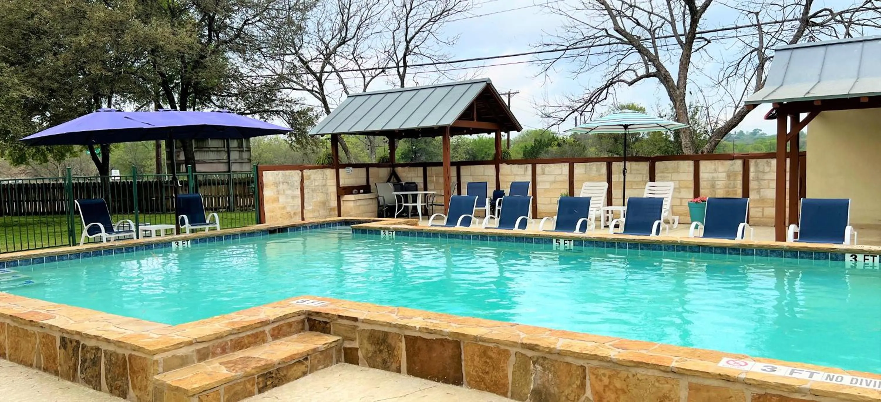 Swimming pool in Gruene Cottages