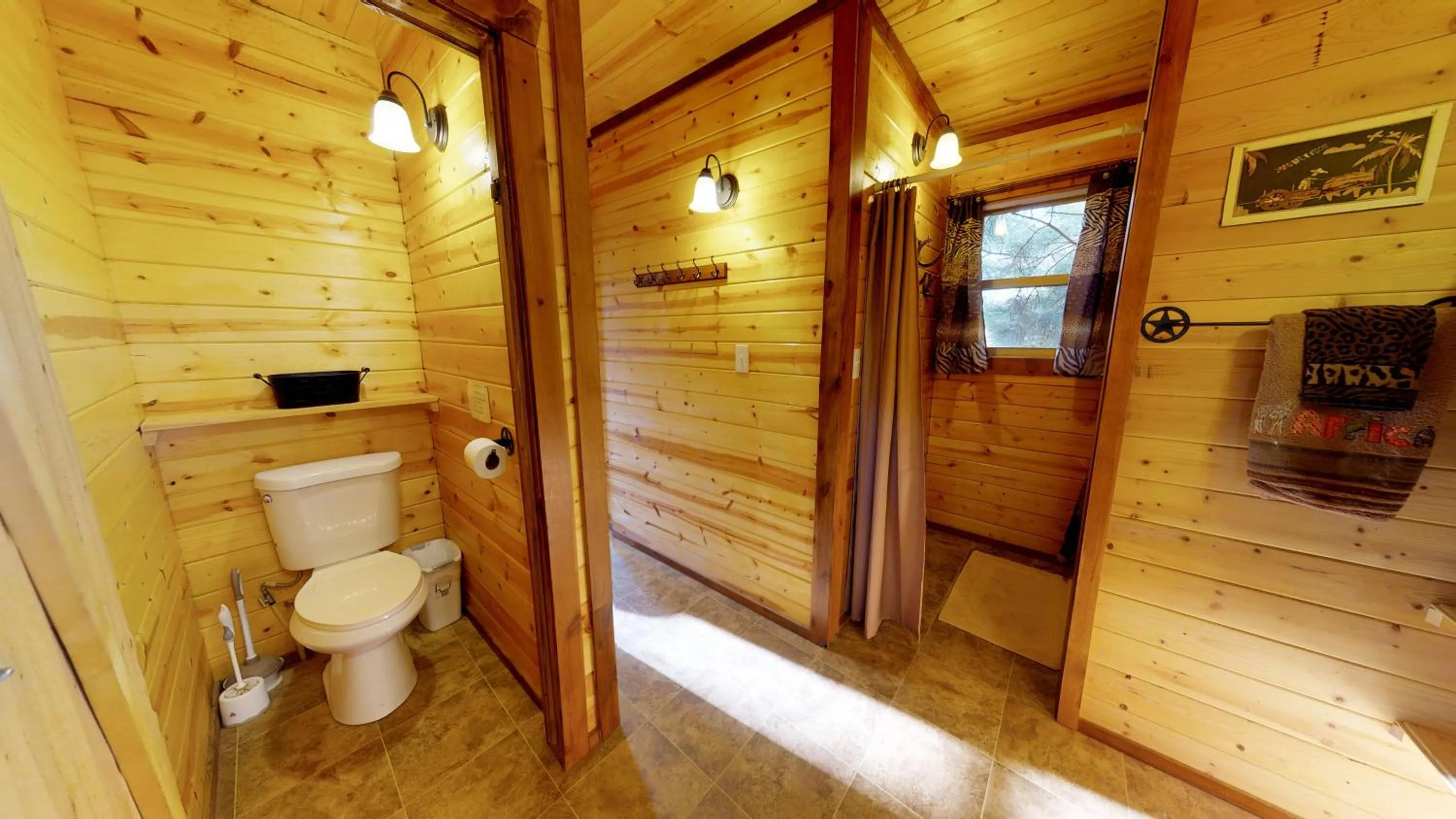 Bathroom in Long View Cabin, Breakfast Deck overlooking the Canyon!
